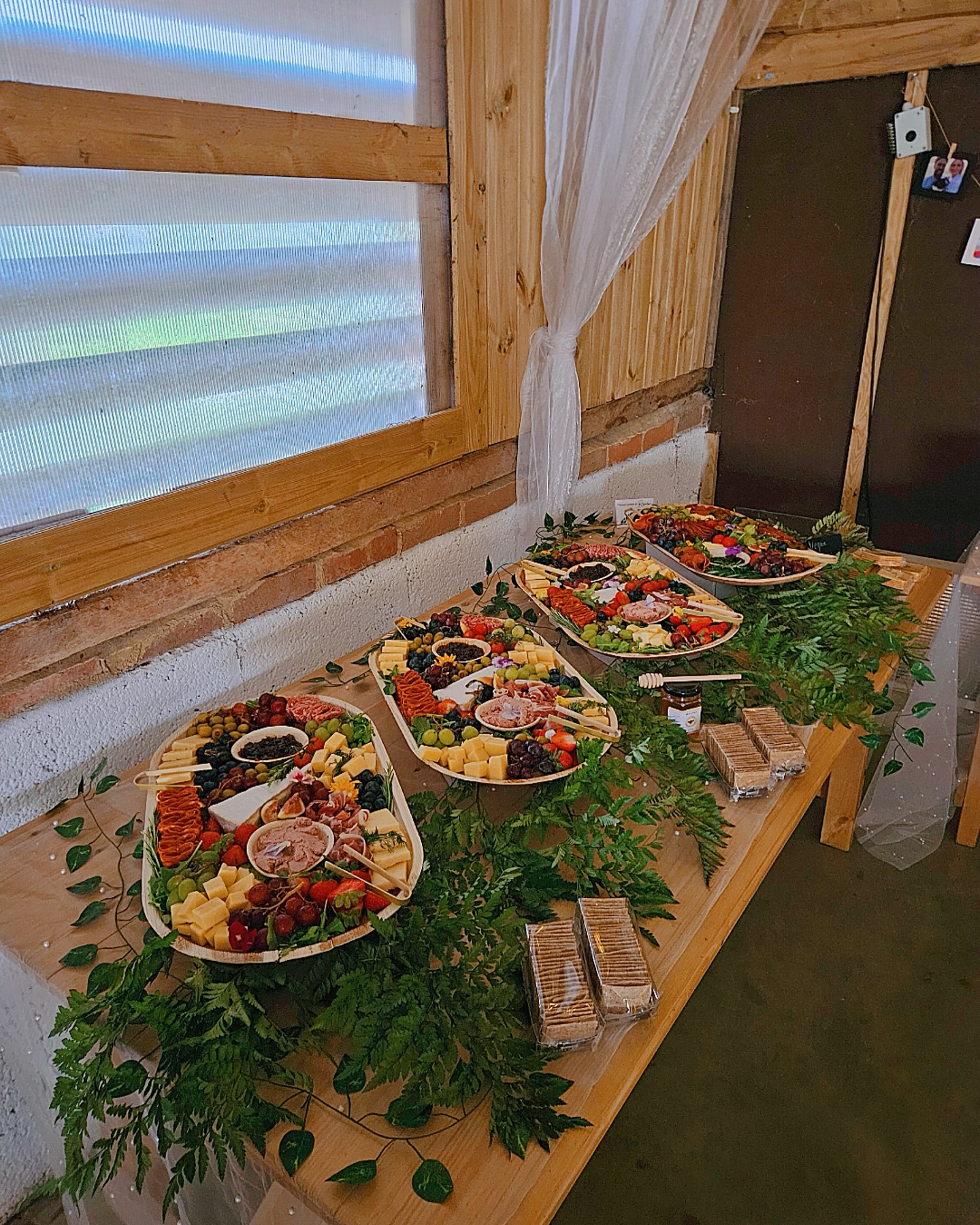 Wedding Evening Appetisers Served on 22-Inch Charcuterie Platters 💍
📍 @furthomanorfarm