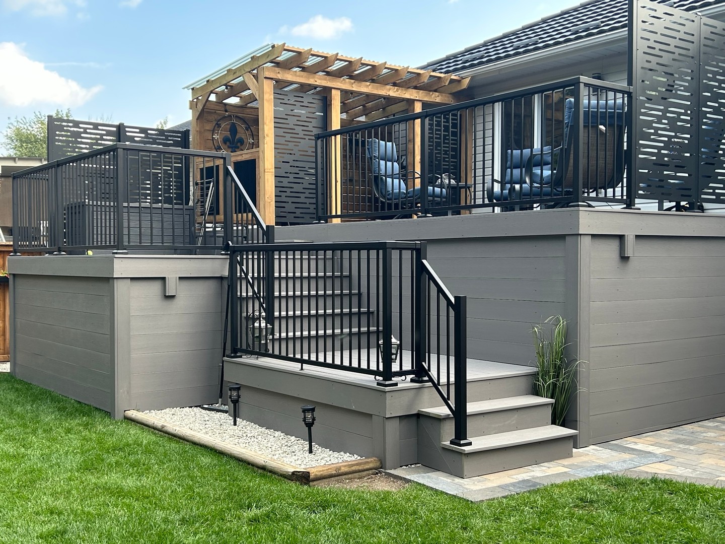 Check this one out.
Modern railings, clean composite, and a layout that feels like an extension of the home.
Simple, smart, and built to chill. 🔧🪑