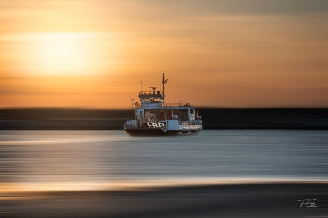 Fur Færgen - og et Photoshop-trick med stor effekt.
Adamski-effekten trækker dine motiver fri af virkeligheden. Prøv det selv – trin for trin på bloggen. Link i bio.
-
-
-
#sunsetphotography #ferryphoto #fineartphotography #photoshoptricks #tandrup_photography #danskefotografer #adamskieffect #creativeediting #danishlandscape #digitalartwork #seascapephoto #longexposuremagic #micheltandrup #visitdenmark #nordisknatur #minimalphoto #oceanvibes #photoshopinspiration #photoeffect #visualexploration #kreativfotografi #danishart #furfærgen #fotokunst #slowshutter #total_denmark