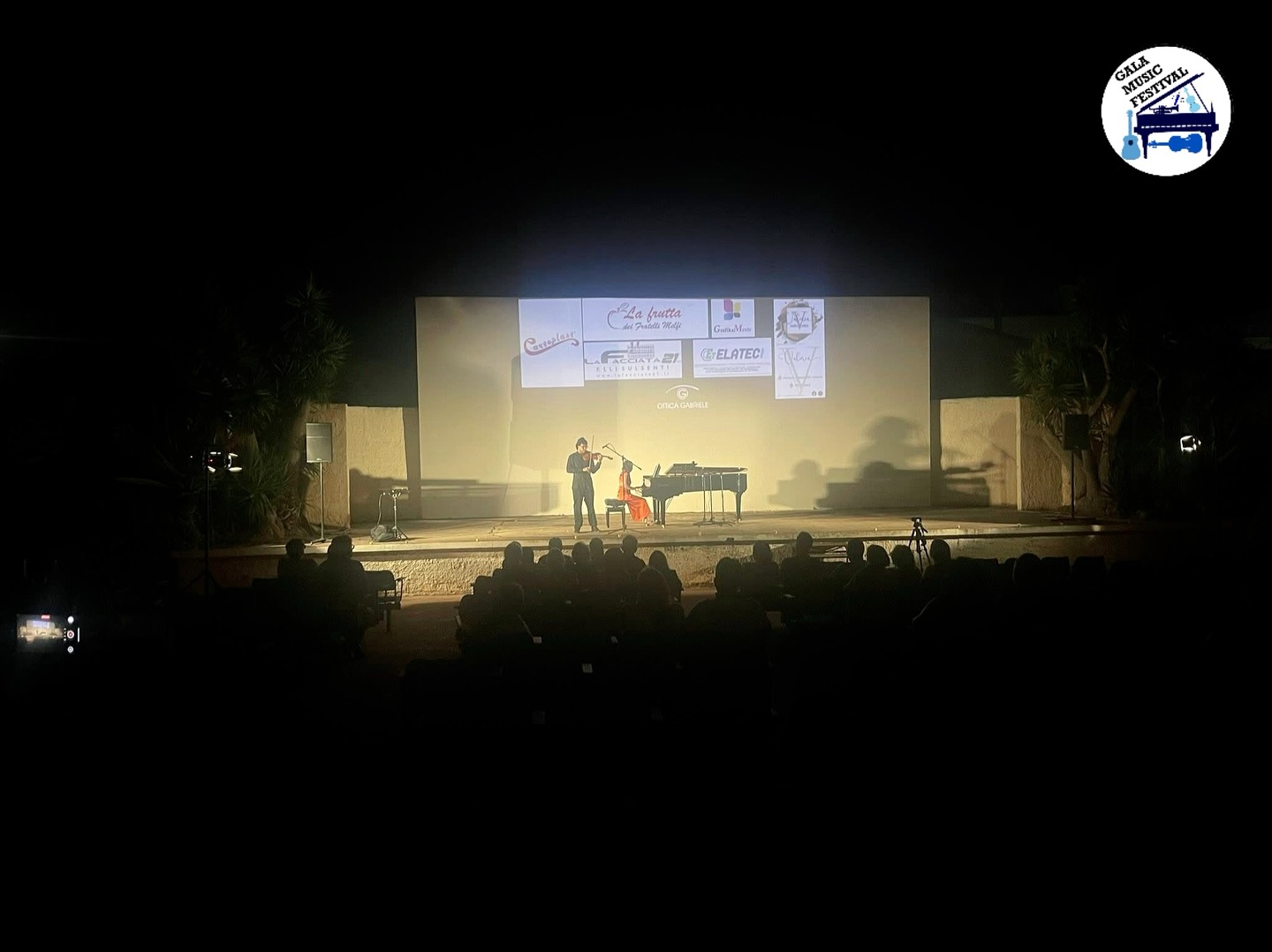 🌟 ENORME SUCCESSO A SCOGLITTI PER “LUMARI” 🌟
Il 26 luglio, il Cinema Arena Golden Estivo di Scoglitti ha registrato il tutto esaurito (oltre 300 posti) per un concerto indimenticabile: “Lumari” ha visto protagonisti due musicisti di altissimo livello - il violinista Alfredo Reyes Logounova e la pianista Ekaterina Chebotareva - che hanno incantato il pubblico con un programma virtuosistico di musica da camera e per violino solo.
Il duo, che si esibisce insieme da oltre tre anni, ha proposto capolavori di Mozart, Ravel, Ysaÿe e Saint-Saëns, regalando momenti di grande intensità artistica e lasciando un’impressione profonda negli ascoltatori. In chiusura, due bis appassionati con musiche di Franck e Brahms hanno suggellato la magia della serata.
Un evento straordinario per il territorio di Scoglitti e Vittoria, che ha ricevuto feedback entusiasti e un’eco significativa tra il pubblico locale.
Un sentito ringraziamento ai due direttori artistici Diego Melfi @diegomelfi (Gala Music Festival) ed Emilio Cugnata @emiliocugnata (Cinema Sala Golden @multisalagolden), la cui visione condivisa e professionalità hanno reso possibile un evento di così alto livello, segnando un passo importante nel futuro culturale della Sicilia sud-orientale.
✨ Non solo sotto le stelle… ma anche con la musica al tramonto sul mare.
#galamusicfestival #lumari2025 #scoglitti #siciliadestate #musicasottolestelle #musicaaltramonto #musicaelegante #concertoestivo #musica2025 #musicaenatura #duoconcerto #musicaliveitalia #musicaesole #musicaeventi #violinconcert #pianoconcerto #musicaclassicaitaliana #culturasiciliana #estateinsicilia #arteemusica #concertodavioliniopiano #musicaeispirazione #musicaitalianaoggi #sunsetconcert #concertoscoglitti #eventisicilia #siciliaeventi #vivisicilia #tramontoemusica #musicasulmare