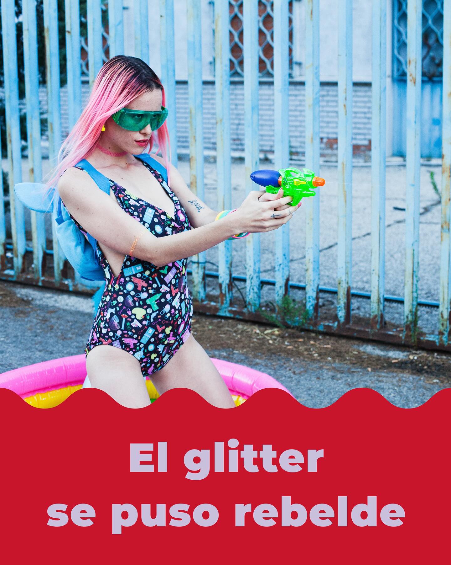 Unicorn Snot fue un “¿y si le damos a la purpurina su propio universo?”.
Silvia @_wendy_villana_ se puso manos a la obra con todos los patrones y yo me quedé con todo el lienzo gráfico: paleta ácida, iconos noventeros, tipografías que se leían sin apagar la fiesta.
Aquí diseñé con la libertad de un sábado a las tres de la mañana: sin frenos, sin “esto no se hace”, sin miedo a mezclar pistolas rosas con pelucas menta y glitter intergaláctico.
El reto: que tanta locura respirara coherencia.
El resultado:
* Prints que se reconocen a 50 m de distancia.
* Packaging que pedía selfie antes de abrirse.
* Una identidad que convierte cualquier foto en un recuerdo del futuro.
Unicorn Snot es la prueba de que, cuando dejas espacio para jugar, el branding enciende luces que no sabías que existían.
Si tu marca es pura energía pero su imagen no lo cuenta,
escríbeme. Trae la idea, que yo llevo los neones.
#UnicornSnot #PortfolioLauraMeca #BrandingEnLibertad #MétodoMagnética #NadaQueDemostrar