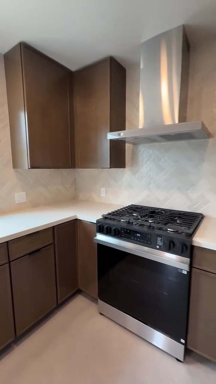 Opening the door to a kitchen that speaks for itself! 🤩 Cherry cabinets in a slim shaker, soft light, and just the right details to keep it feeling fresh, warm, and timeless.
Contractor 🌟 @builders.now
#KitchenRemodel
#KitchenDesign
#CustomCabinets
#SanDiegoRemodel
#SanDiegoKitchen
#KitchenInspiration
#HomeRenovation
#SanDiegoHomes
#KitchenMakeover
#InteriorDesign
#HomeInspo
#DreamKitchen
#SanDiegoLiving
#KitchenGoals