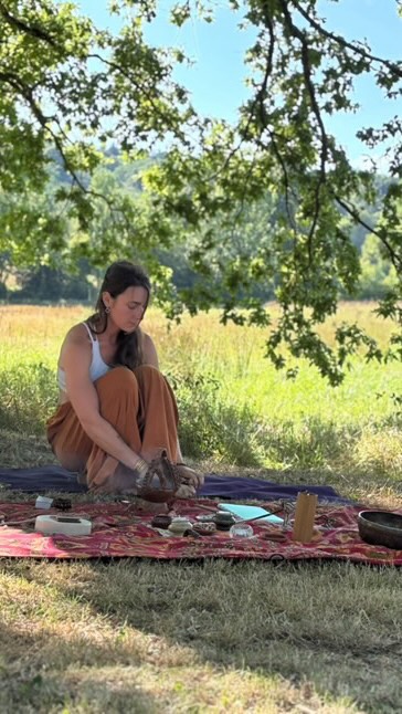 Merci @wakantanka.festival pour ce cercle vivant,
Où le corps devient temple,
Où chaque geste devient prière,
Où l’invisible trouve sa place.
Gratitude infinie aux âmes rencontrées, aux regards sincères, aux présences douces, aux instants partagés dans la vérité du cœur.
Aho ! 🪶
📹 @equilibre222 🫶
🧡 @wakantanka.festival @jade.fitoussi @mickael.eveil @terrehappy_vivante @sacred.by.debby @sahas__spiritual_retreat @kellyaura_music @nawa_te.te @liloo_moon_ @_gaialex @laurelabyoga @nat7665 @eva___swan … et tant d’autres 🧡
#yogapyrenees #yogafestival #hautespyrenees #yogaoccitanie #summervibes