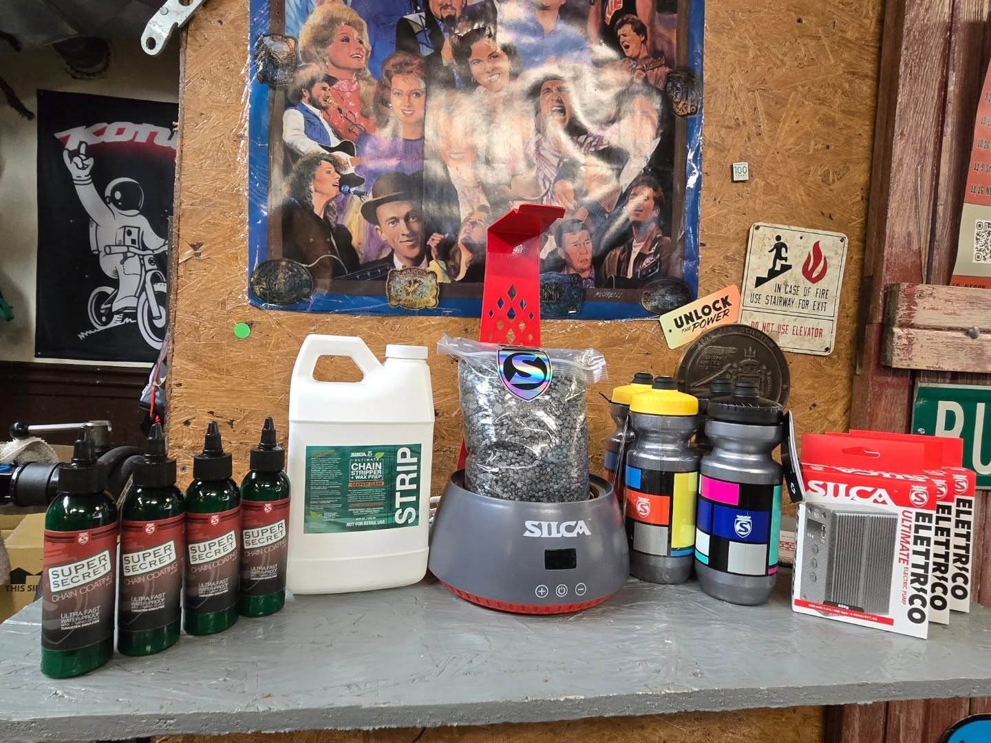 It's no secret that @silca_velo provides some of the best products in the industry! We are excited to add chain waxing to our list of maintenance services. Keep your ride running smoother and cleaner with this premium bike treatment. Also, the Elettri⚡️co inflators will make sure you never have to mess with CO2 cartridges or tiny frame pumps again! Treat yourself to the finer things in bikes, and listen to The Judds!
.
.
.
#bikespa #bikelife #treatyourbikeright #treatyourself #localbikeshop #friendlylocalbikeshop #chainwax #waxing #notjustforyourass