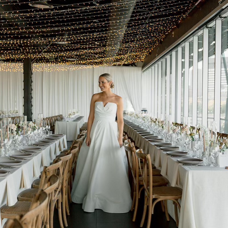 First look avec la salle 🤍
Planification et design : @erikaco.events
Photographe : @sarahwhitephoto
Lieu : @centredessciences
Fleuriste : @oxide_design_floral
Traiteur : @hbevenement
DJ : @mannyoccean
Location : @groupeabp @tenuedesoiree_ @possibiliten
Maquillage : @atelierevablanca
#wedding #weddinginspiration #luxurydesign #mariagequebec #weddingplanner #destinationweddingplanner #destinationweddings #weddingday