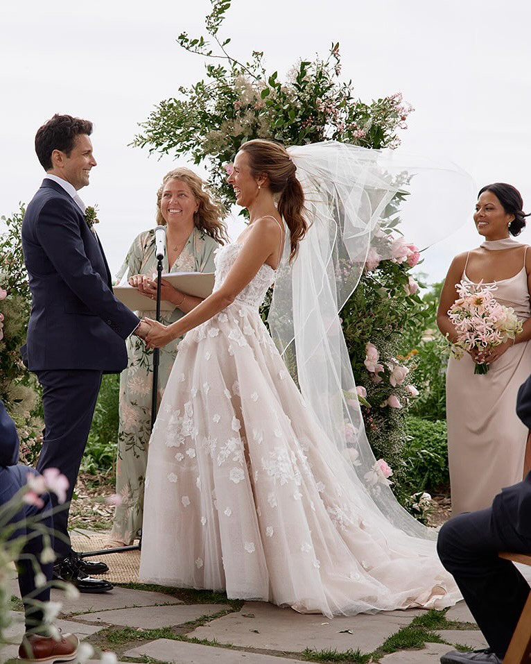 Photos are in from N + J’s beautiful June wedding at Brooklyn Grange (!!!) What a pleasure to design the backdrop for this special love 💞
Huge thank you to my team (@soursopflowerfarm @cicelyflorals @bighuge @kalliopestudios_ @sarah_likesflowers @mattycourson ) and wholesalers (@floweraggregate @wholesaleflow28) without whom none of this would be possible.
Congratulations @natalplums and @fotowhoa ! I love your love!!
📸: @calenrose
📍: @brooklyngrange
💐: @saintagnes.studio