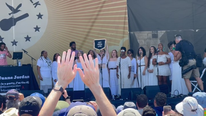 At @newportfolkfest this past weekend, keeping its long and storied tradition of protest music alive.
What more is there to say? It is beyond zero hour. Artists, speak up.
“An artist’s duty, as far as I’m concerned, is to reflect the times . . . At this crucial time in our lives when everything is so desperate, when every day is a matter of survival, I don’t think you can help but be involved.” — Nina Simone
A debt of gratitude to @bigfreedia for sharing your platform with us 🙏🏿🙏🏾🙏🏽🙏🏼🙏🏻