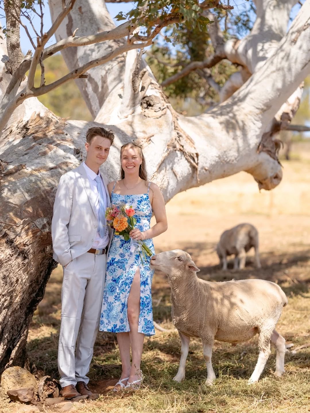 G & L, nature and a woolly witness keen to check out the beautiful bouquet...
😂😂😂
Always a great day @butleighfarmandfunctions
#treeoflove
#sheepapproved
#easyelopement
