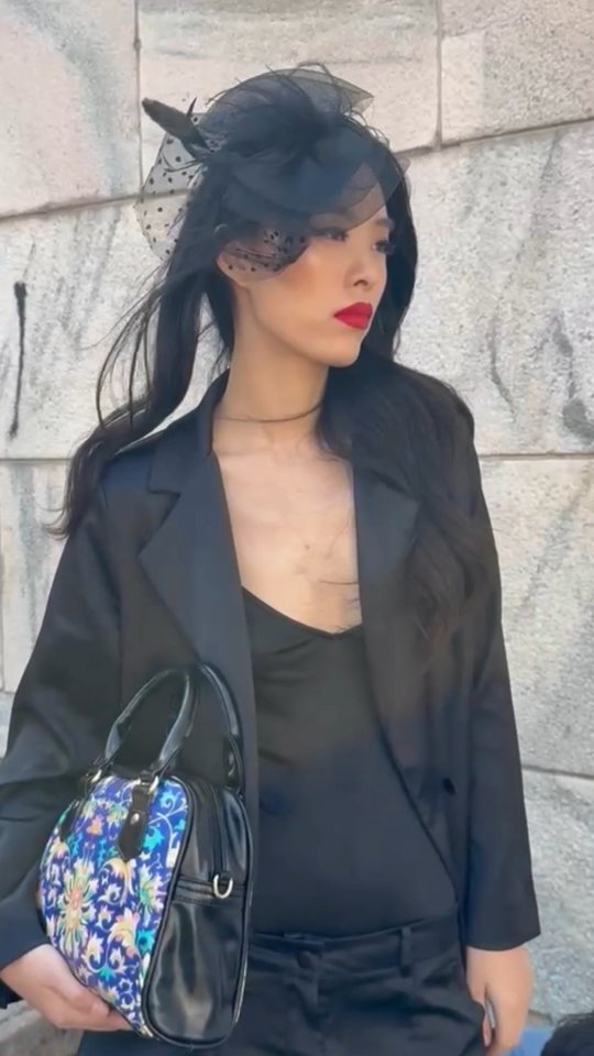 Matching lines. Unified presence.
A bold print, mirrored in motion –
from the curve of the boot to the swing of the bag.
"
Iink bio🌟
#fashion #sneakers #faireoirshoes #faireoir #wearableart #fashionstyle #statementshoes
#matchingset #FashionDetails #bootsandbags #statementstyle
#LuxuryAccessories #PrintOnPrint #DesignerLook #UnifiedDesign
#ModernElegance #SculpturalFashion #timelessstyle
#FootwearAndBags #CuratedStyle #fashionfilm