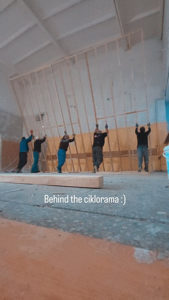 Nesuvaidintos emocijos prisimenant statybas 🫢 prireikė penkių vyrų pastatyti pirmąją cikloramos sieną ir iškart seka emocija pamačius kas gavosi 😮😁
#fotostudija #fotostudijakaune #videostudija #videoprodukcija #kurejai #rinkodara #marketingas #ciklorama #tinklalaidė