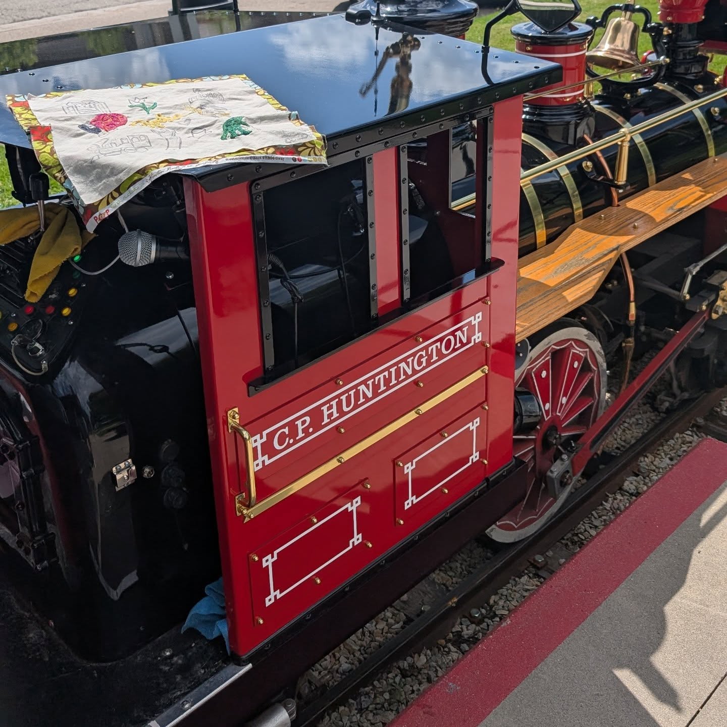 Happy to share this Topeka Hometown Stampler (from my own hometown) with you on World Embroidery Day. #worldembroideryday #minitrain #gageparktopeka @cityoftopeka @sncoparksrec @hometownstamplers