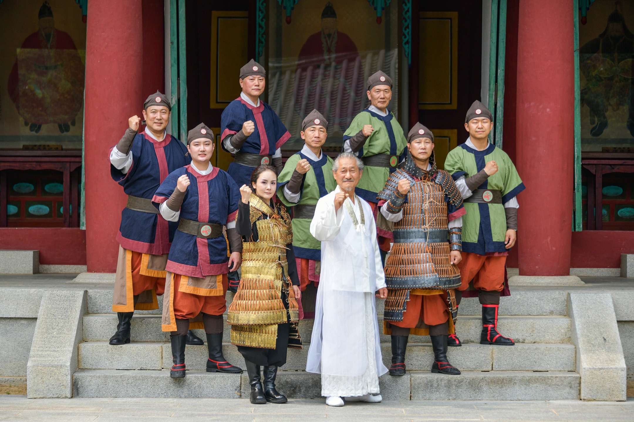 🇰🇷 KOREA 싸울아비 무사단 단체사진
사진 속 모든 무사들은 사단법인 한국24반무예문화진흥원의 정회원들입니다.
전통 무예의 가치를 지키고 전하는 사명으로, 함께 수련하며 하나 된 순간을 담았습니다.
🇬🇧 Group Photo of Ssaulabi Musadan, Korea
All warriors in this photo are proud members of the Korea Muye 24ban Cultural Foundation (Non-profit Organization).
United by the mission to preserve and promote Korea’s traditional martial arts — this moment captures our shared discipline, pride, and brotherhood.
#싸울아비무사단 #무예24반 #전통무예 #한국무예 #무사정신 #단체사진 #한국문화 #무예도보통지 #부여 #muye24ban #ssaulabi #koreanmartialarts #traditionalmartialarts #culturalheritage #koreaculture #martialartsbrotherhood #martialarts #members #performance #koreaattractions