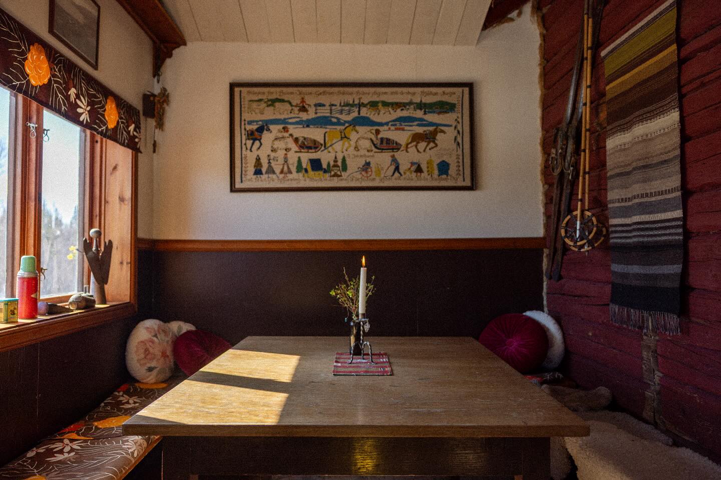 Ibland är det skönt att sitta inne under en fjälltur.
Hjärtligt Välkommen
Tors-lörd kl. 10.00 - 14.00