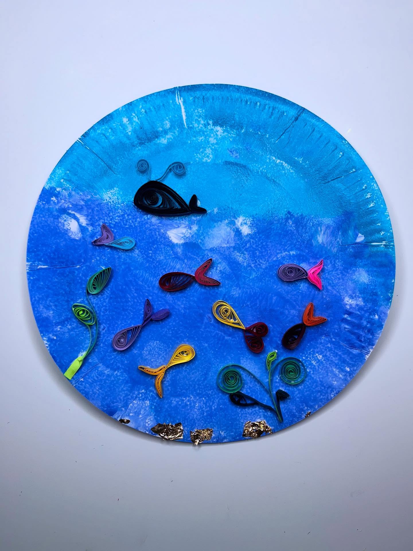 🇬🇧Our Little Paper Ocean🐠🐡🐟
Quilling has become a favourite craft at home!
It takes patience, focus and fine motor skills, but the result is so worth it: a colourful ocean full of tiny fish.
Together with Minus and Minusculette, we rolled and glued papers to create fish, and painted to make a little underwater world
🐠Materials:
- Quilling paper strips
- Quilling tool
- Glue*
- Paper plate
- Paint*
- Foam brush*
🐠Step by step:
1. Roll several strips of paper.
For each fish, make a drop shape for the body and small hearts (or any other shapes) for the tail. Glue them together.
2. Make a few seaweed shapes as decoration.
3. Paint the paper plate with shades of blue and white.
4. Once dry, glue your fish and seaweed onto the plate.
———
🇫🇷Notre petite mer en papier roulé 🐟🐠🐡
Le quilling, c’est devenu un classique à la maison !
Beaucoup de patience, un peu de motricité fine… et on obtient une jolie mer remplie de poissons colorés.
Avec Minus et Minusculette, on a roulé et collé du papier et peint pour créer une petite scène marine.
🐠Matériel :
- Bandes de papier pour quilling
- Crayon ou outil pour rouler
- Colle*
- Assiette en carton
- Peinture*
- Pinceau mousse*
🐠 réalisation:
1. Roulez plusieurs bandes de papier.
Pour les poissons : façonnez une goutte pour le corps et des petits cœurs (ou d’autres formes) pour la queue. Collez le tout.
2. Créez aussi quelques algues en papier roulé.
3. Peignez l’assiette avec différentes nuances de bleu et de blanc.
4. Collez vos poissons et vos algues sur l’assiette une fois la peinture sèche.
———
*materials from @panduroofficial
———
#defidesmainscreatives #inspiretheirworldthroughplay #finemotoractivity #sommarpyssel #panduro #panduromyway #barnpyssel #summercraft #quillingcreations #quilling_art #kidart #artforkıds #funbudgetplay #oceancraft