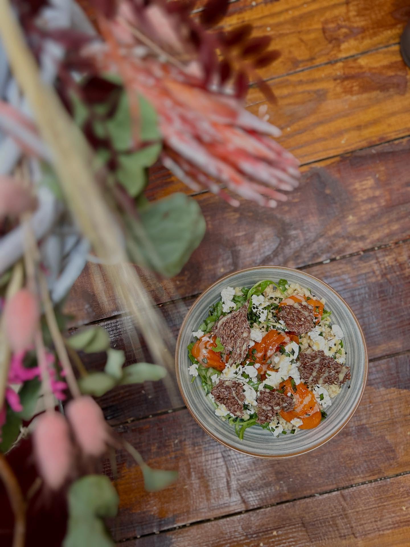 Heti menü (2025.07.28.-2025.08.04.)
Hétfő - szerda 11.30 - 15.00
Csütörtök-szombat 11.30-21.00
Vasárnap 11.30-17.00 
Marokkói lencseleves
Hideg szilvakrémleves bazsalikomos panna cotta-val
Friss tavaszi zöldségfőzelék fűszeres csicseriborsó-golyókkal
Illatos bulgursaláta karamellizált sárgabarackkal zöld fűszeres kecskesajttal
Ragacsos rizs, mázos sertés szűzzel mangó dresszinges ázsiai salátával 
Gyömbéres szójás kacsacomb karamellizált káposztás tésztával