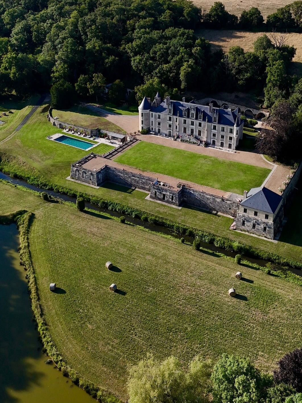 Découvrir les sublimes châteaux de la Loire, tout en séjournant dans l’un d’eux, dans un cadre magnifique, un havre de paix pour vous ressourcer.
Le calme et la tranquillité à une petite heure de Paris en TGV le @chateau_des_arpentis_amboise
Réservation sur www.chateaudesarpentis.com
#chateaudesarpentis #chateau #castle #hotel #chateauhotel #castlehotel #chateauxdelaloire #besthotel #loirevalleycastles #tourainevaldeloire #touraineloirevalley #amboise #travelgram #loirevalley #loirevalleytourism #french #france #travel #voyage #beautifulhotels