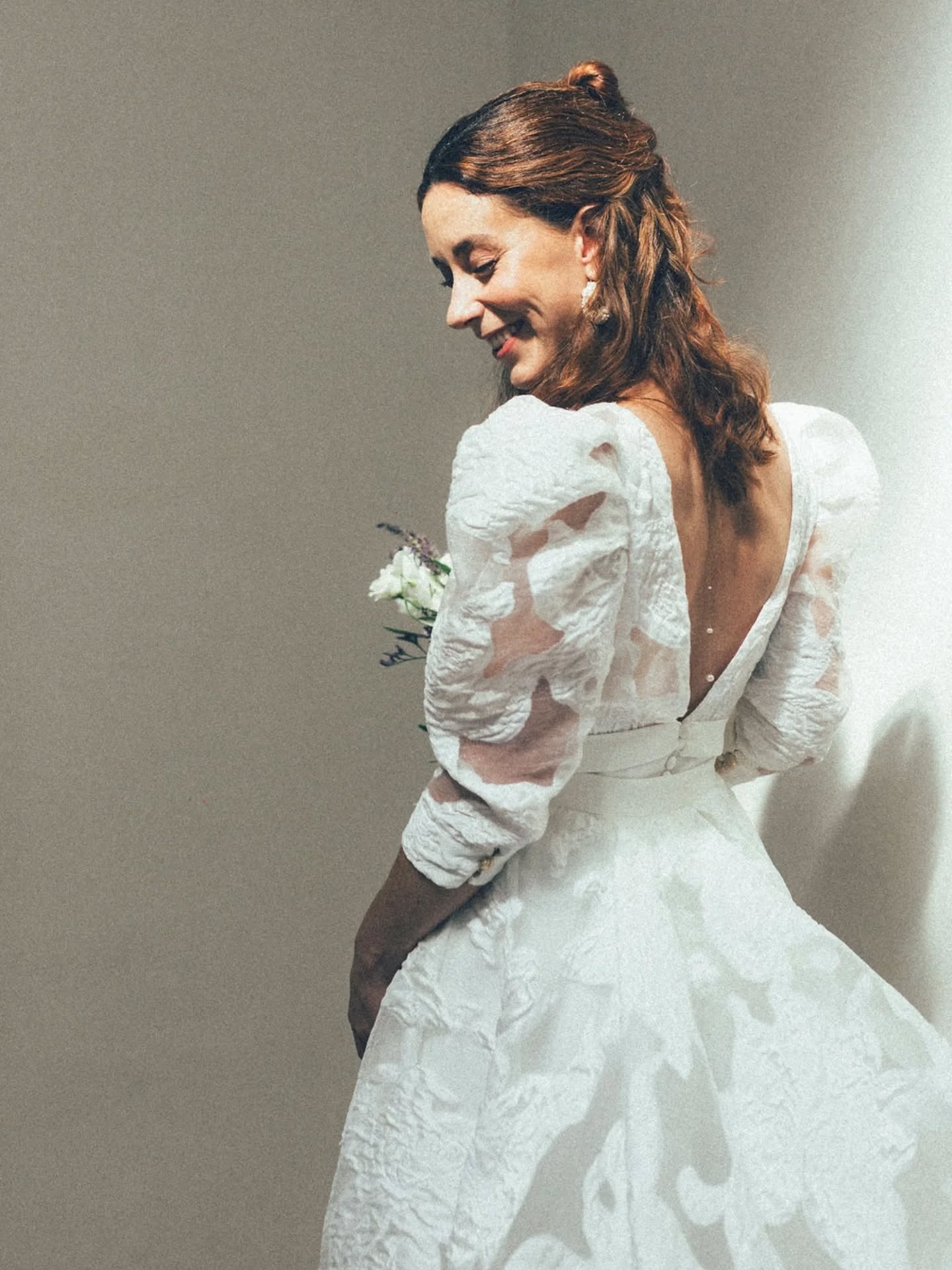 🪻 J & N 🪻
Retour sur les préparatifs de la belle Justine, toute en douceur et en sourire ✨️
Lieu: @lagrangedejavon
Photographe: @allekza
Fleuriste: @melaine.bois.fleuri
Mariée: @justinebidard
#fleuriste #flowers #frenchweddings #flowerlovers #fleursmariage #fleuristeevenementiel #mariage #madeinprovence #mariageenprovence #madeinfrance #weddingbouquet #weddingprovence #weddingsouthoffrance #bride #bridalbouquet #bouquetdemariee