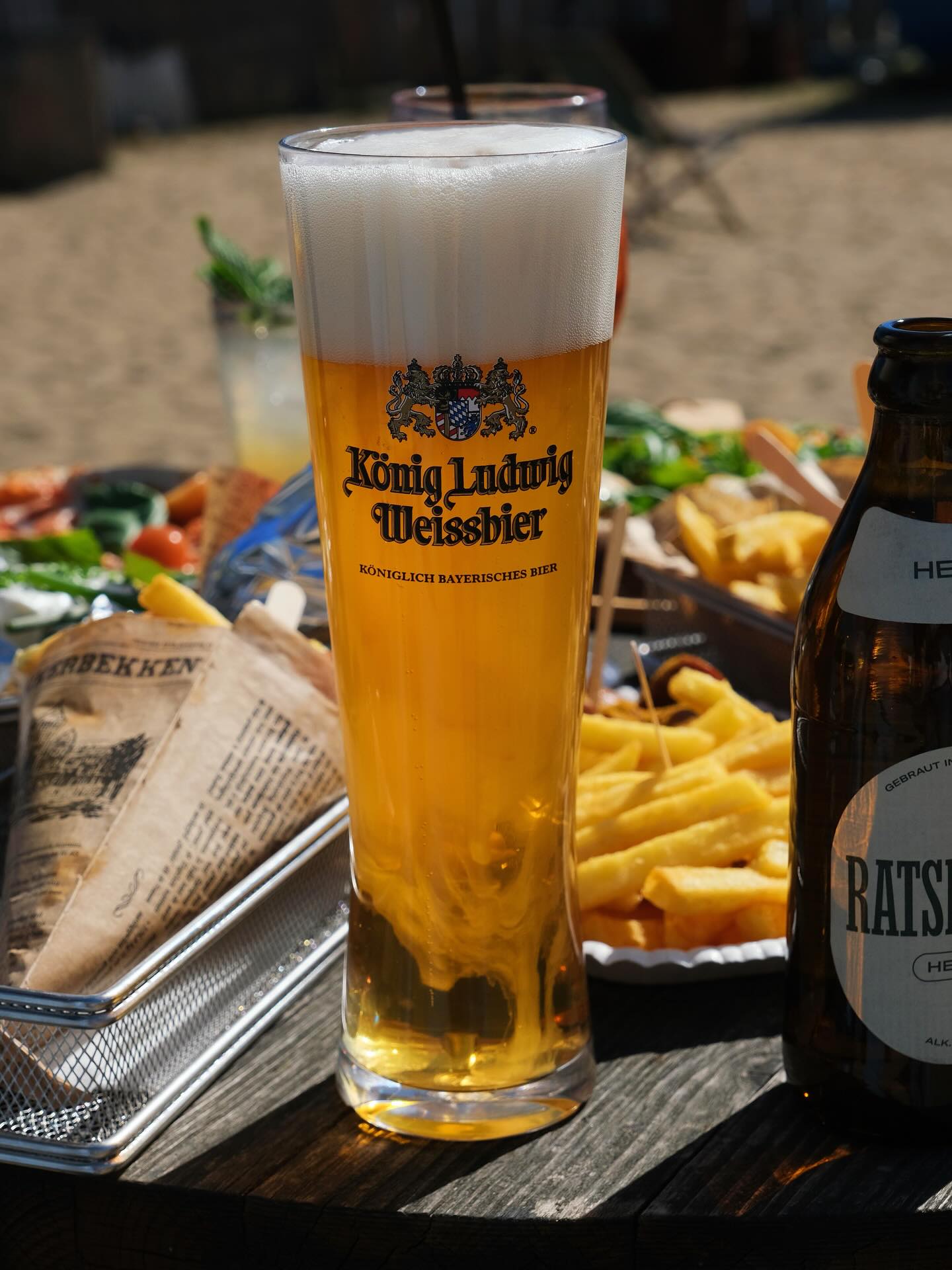 Der Tag war lang? Dann nichts wie ab zum Strandsalon: Currywurst, Pommes und kaltes Bier warten schon auf euch. 🍟🍻 Dazu Liegestuhl, frische Brise vom Wasser und Sommer-Beats – runter vom Stress, rauf auf’s Urlaubsgefühl! 🏖️
#feierabend #lübeck #strandsalon