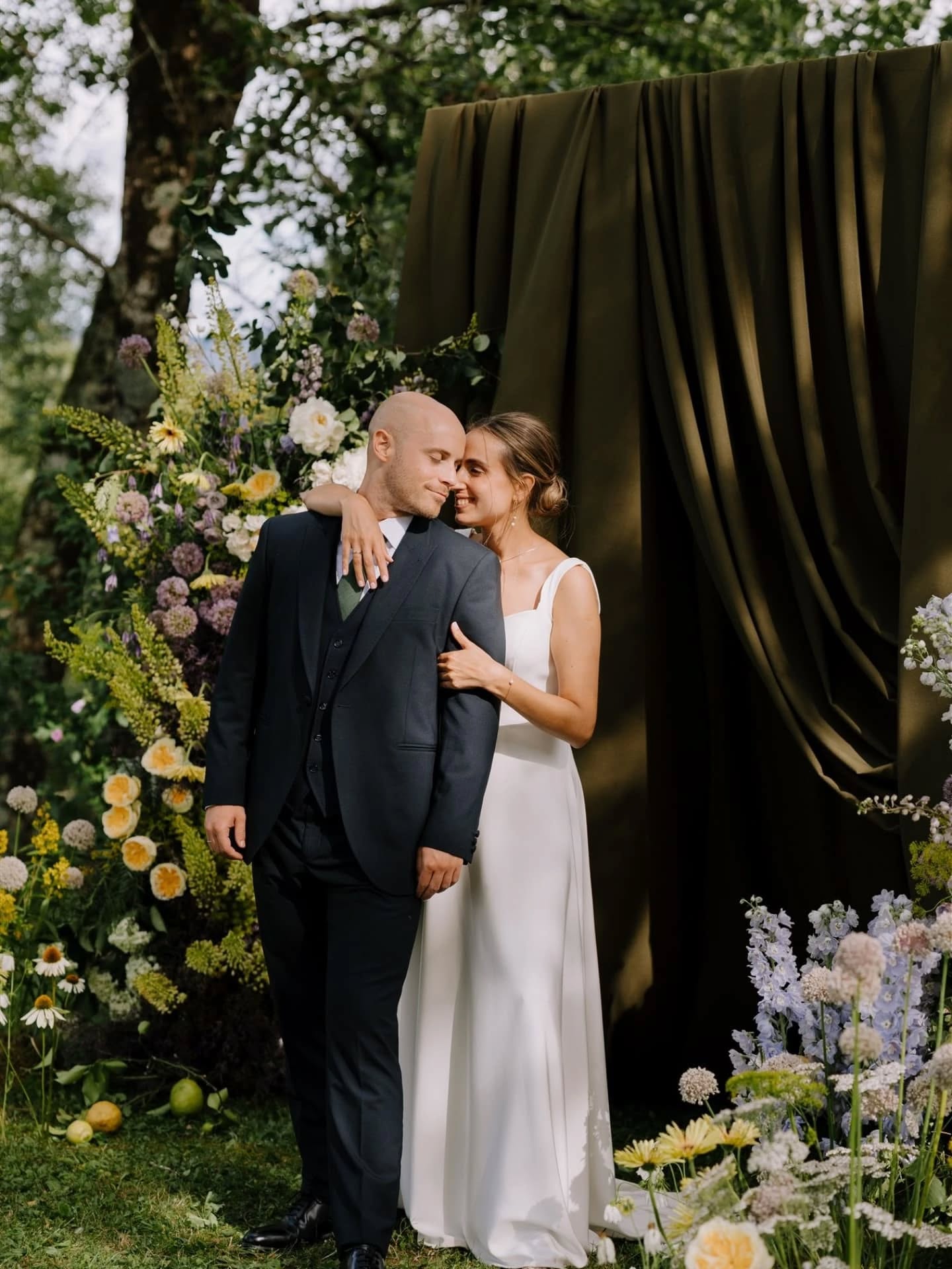 Qué difícil se nos hace siempre seleccionar algunos de los momentos más bonitos de las bodas... pero hoy os queríamos enseñar unos instantes del sábado pasado en la boda de Sara y Javi ❤️🔥
Novia: @saramilosevich
Wedding planner: @reinadebodas
Vestido: @ammiu.atelier
Maquillaje y peluquería: @bohemiansbrides
Videografo: @aitorapezteguia
Flores: @medialimaa
Dj: @burundadj
Finca: @hotel_usategieta
Second: @irenehalley_
Deco: @orainart_bodas