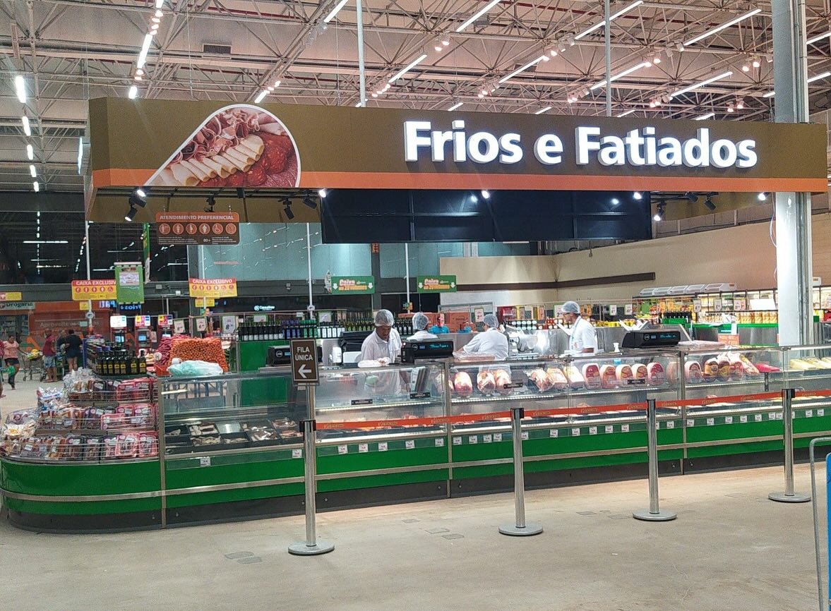 Obra de reforma interna da nova área PAF (Padaria, Açougue e Fatiados) com 300 m² realizada no Supermercado Atacadão, localizado na Avenida Presidente Kennedy em Praia Grande/SP.
A intervenção compreendeu a criação de novos ambientes conforme o layout e as funcionalidades definidas para as áreas de produção e atendimento ao cliente, incluindo a execução das câmaras frias do açougue. Foram realizados diversos serviços de engenharia civil, como demolições internas de piso e paredes, escavações para fundações e instalações, concretagem de bases e pisos, impermeabilização, regularização e aplicação de novos acabamentos.
Houve ainda serviços como substituição de revestimentos, pintura interna e adequações nos sistemas elétrico, hidrossanitário e de prevenção contra incêndio, assegurando conformidade com as novas demandas operacionais e sanitárias do espaço.
🍖 🧀
