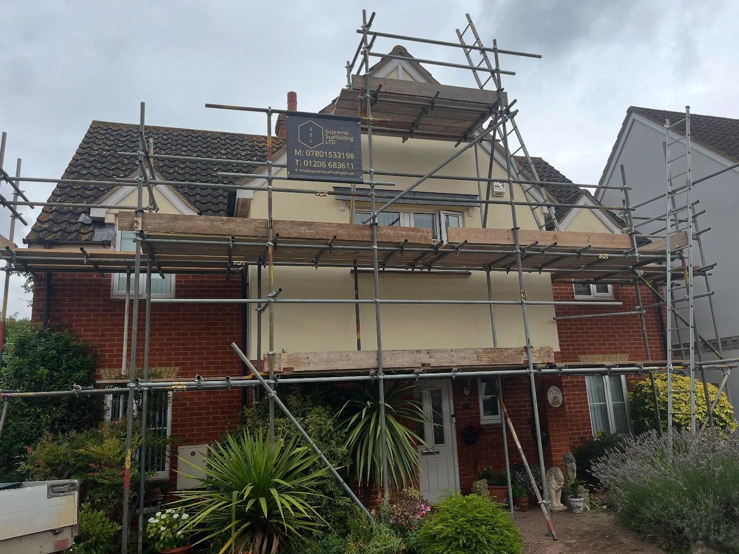 ⭐️Full front and back elevations up ready for the decorator to start giving this house a new fresh look⭐️