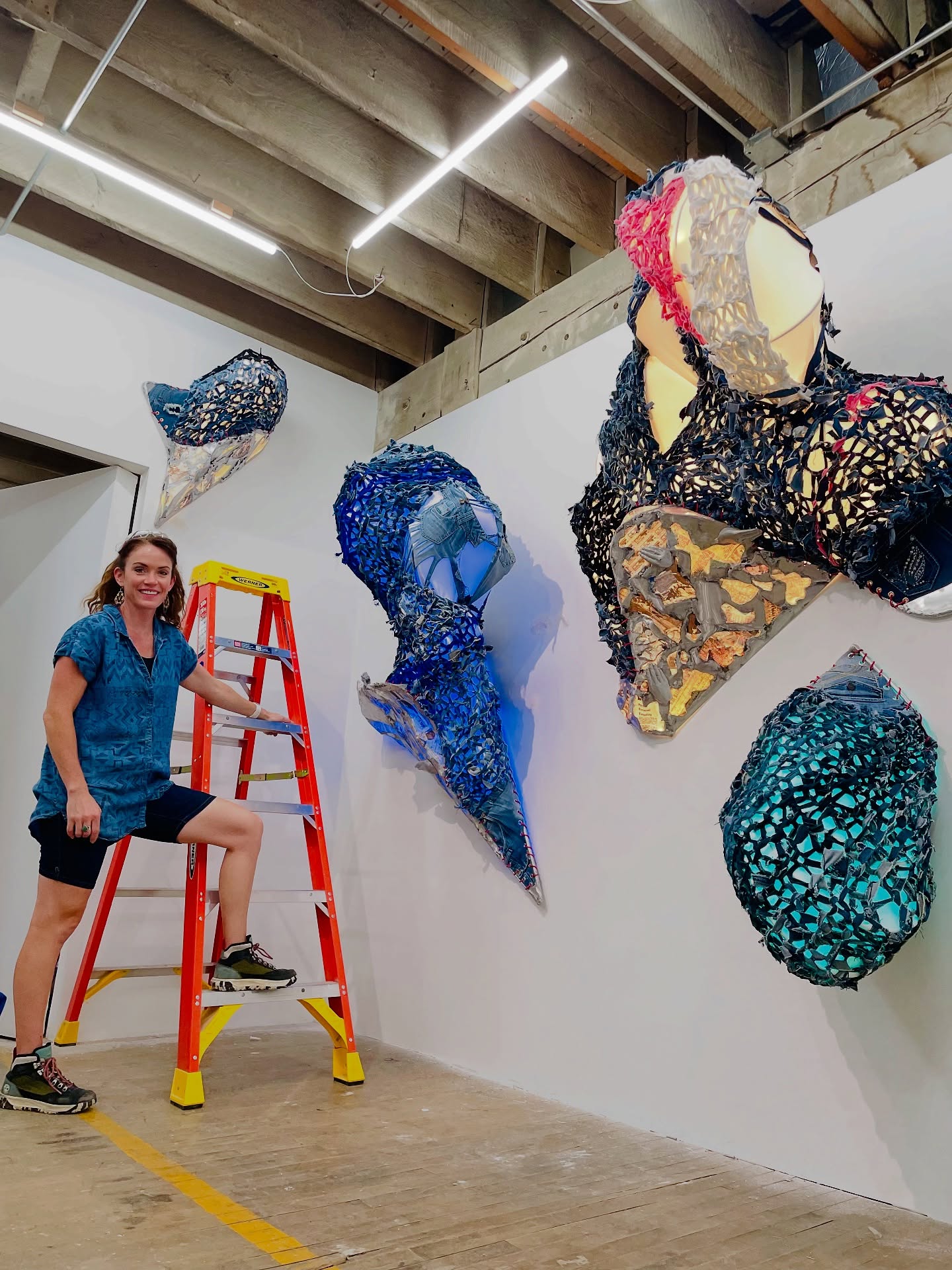 Installing “Casting On/Casting Off” @3west_kc today! Don’t quite get it all set up, and still have to work on lighting. But it’s finally coming together.
So grateful to @matthewwalker731 and @coleoyler for all their heavy lifting and patience when I required do-overs for 2 inches of squandered wall space!
I’m pretty excited about this solo show I’ve been working on for more than a year.
“Casting on/Casting Off” runs through Sept 27–come check it out.
#aluminumsculpture #genealogy #genetics #familyhistory #westbottomskc #jeansart