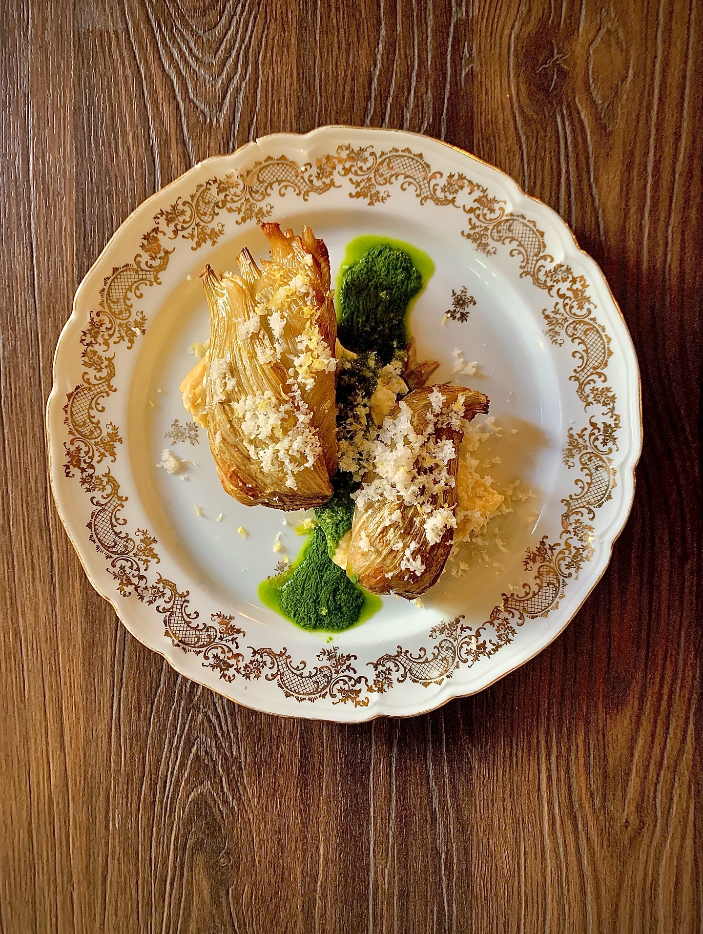 Tarte de panisse, crème pâtissière raifort moutarde, fenouil confit, citron, choux fleur et pesto estragon
#lyon #lyonnais #food #vegetarian #veganfood #bistro #restaurant #lyon3 #foodlover