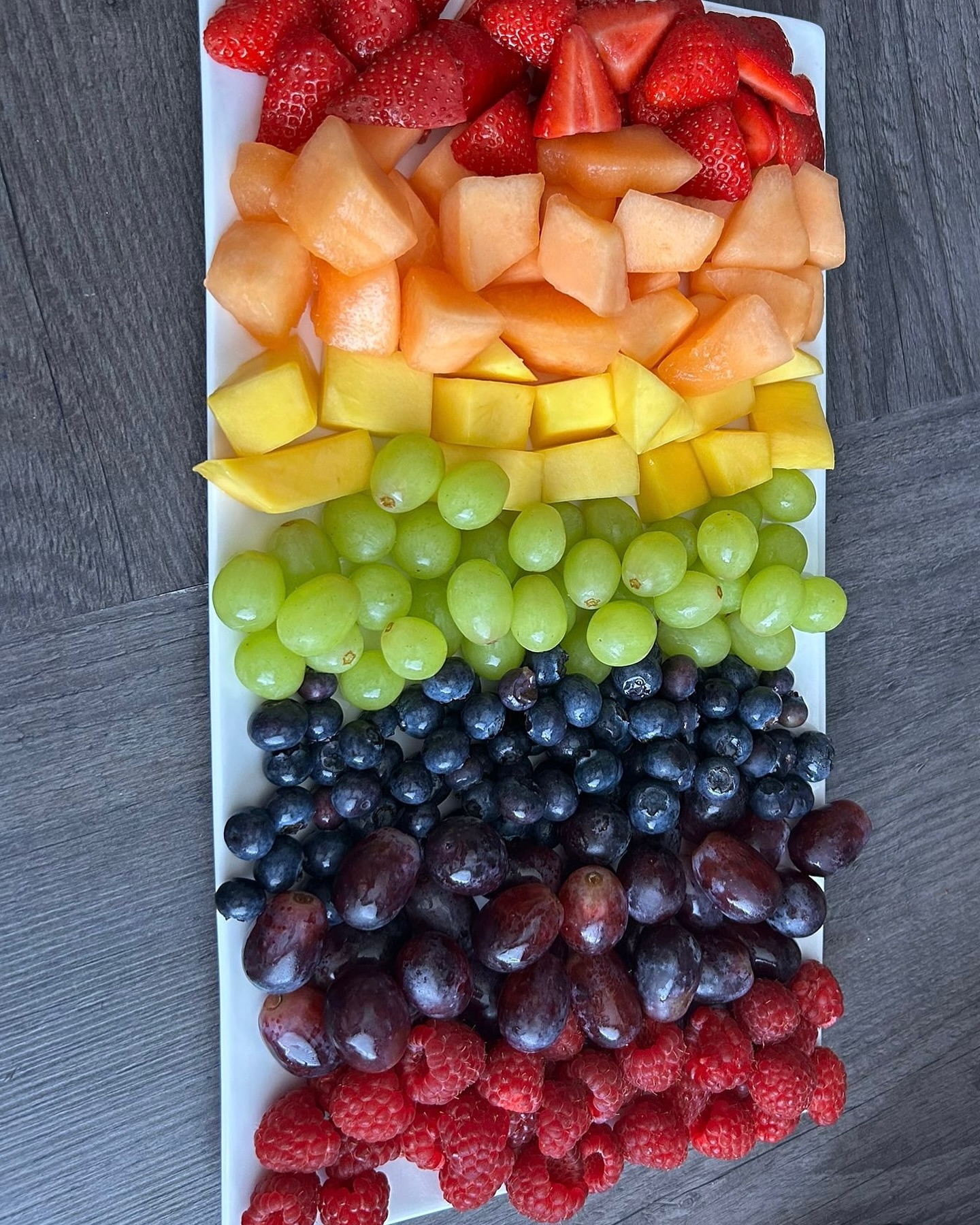 When you turn up at a party and this is on the table 🤩
This, and also a veggie plate and sandwiches all labelled with allergens. Thanks @adventures.of.mox for being an amazing host!
#eattherainbow🌈 #fruitplate #partyfood #nutrition