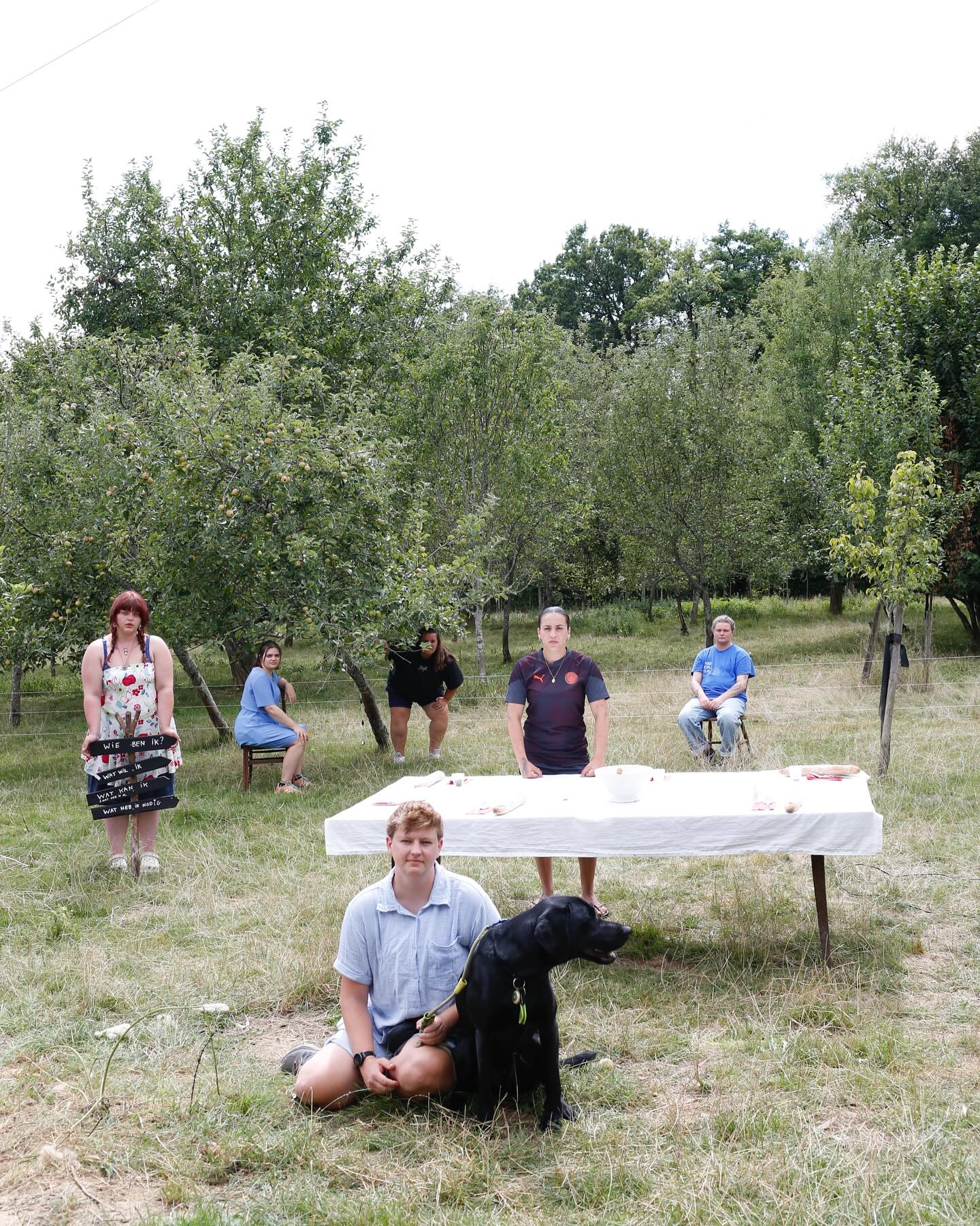 Wat een bijzondere week was het! We hebben gelachen, gedeeld, gespeeld, gehuild, geschreven en geproefd. Op het speelvlak in de appelboomgaard én daarbuiten ontstonden echte gesprekken, nieuwe verbindingen en rauwe scènes recht uit het hart.
✨ Hoogtepunt van de week? Onze nieuwe voorstelling ‘Aan Tafel’ – waarin het publiek letterlijk aan tafel schoof, en schuift!
Een eerlijke, indringende voorstelling over waar we aan tafel zaten en waar we aan tafel willen zitten!
🪑 Kom live bij ons aan tafel zitten. Er is plek.
📍 26 september, Imperium in Leiden
🎟️ Tickets: per 10 augustus via link in bio
#AanTafel #AppelsEnApplaus #theatermaaktzichtbaar #zeggenschap #verbinding #samenaanTafel
