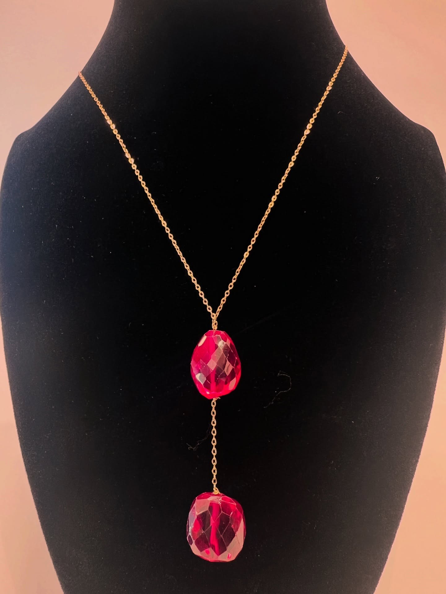 💖 Dazzle in pink! ✨ This stunning gold chain features two breathtaking raspberry pink Swarovski crystals, catching the light with every move. A perfect statement piece to elevate any look. 😍 #Swarovski #Crystals #Necklace #Jewelry #PinkJewelry #GoldChain #FashionJewelry #StatementNecklace #Sparkle #Elegant #Luxury #GiftIdeas #JewelryLover #Accessorize #MustHave