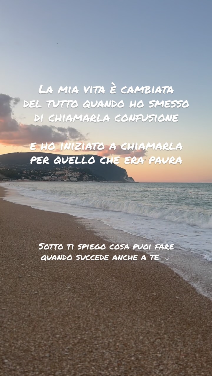 Credevo di essere indecisa.
Che avrei solo dovuto pensarci ancora un po’,
fare una lista di pro e contro,
aspettare “la sensazione giusta”.
Invece non era indecisione.
Era paura.
Ma chiamarla così…
faceva troppo rumore.
E allora ho iniziato a chiamarla in un altro modo: dubbio, incertezza, confusione.
Mi sembrava più accettabile.
La verità?
Stavo solo cercando di proteggermi.
🔁 Quando ho smesso di raccontarmi che “non era il momento giusto”…
ho finalmente fatto spazio per scegliere.
Anche con la paura.
🌿 Se anche tu ti trovi in una fase in cui tutto è in movimento ma niente è ancora chiaro,
sappi che è da lì che inizia il vero cambiamento.
💬 Scrivimi in DM la parola RISE
e ti mando tutte le info per iniziare questo percorso insieme.
Non serve essere pronte.
Serve solo la voglia di smettere di chiamare “dubbio” ciò che invece è solo paura.
#trasformazionepersonale
#pauraedecisioni
#consapevolezzaemotiva
#cambiamentointeriore
#risvegliodellamente
decisioni difficili
paura travestita da dubbio
cambiamento interiore
confusione emotiva
coraggio