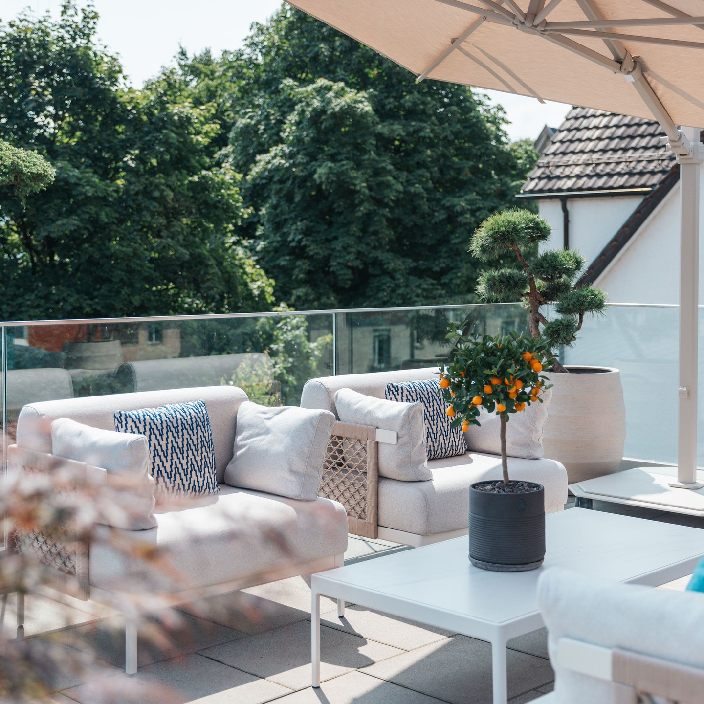 📍 Project in Zürich
An inviting outdoor area is formed by the combination of soft textures, a touch of greenery, and comfortable seating, fostering a serene atmosphere.☀️