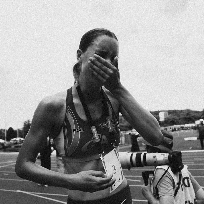 Elle en avait envie. Mais elle n’y croyait pas.
A chaque finale, elle se retrouvait à côté d’elle-même. Spectatrice. Présente physiquement, absente mentalement.
Elle observait les autres, leur posture, leur puissance, leur stratégie. Elle doutait.
Elle se déconnectait de son propre corps, de sa propre course.
Ce n’était pas un manque d’envie.
C’était une peur inconsciente de réussir.
Une peur d’y croire vraiment.
On a mis ça en lumière, ensemble. On a parlé de sa légitimité. De cette émotion qui l’empêchait de prendre sa place pleinement sur la piste.
Elle a libéré ce qu’elle portait.
Et dans cette finale, elle s’est connectée à elle.
Résultat : 🥉 Médaille de bronze au Championnat de France Espoir.
Une première. Une vraie victoire 🥹
Et une image que je n’oublierai pas : Bouleversée de fierté 🥹
Parce que la performance, ce n’est pas juste courir vite.
C’est oser croire que c’est possible.
Et toi, est-ce que ça t’est déjà arrivé de ne pas te sentir légitime au moment de performer ?
#athle #athletisme #championat #france #prepa #prepamental #liberation #ffa #saintetienne #angouleme
📸 @phamzav x @lena_03_05