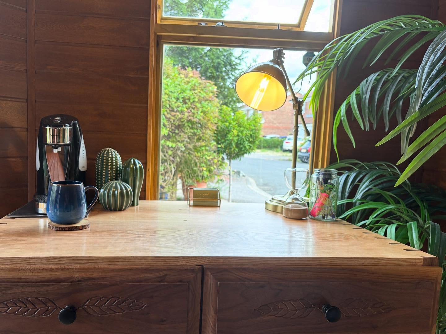 ⭐ Huge thank you again to our local legend Stan, for this incredibly beautiful desk ❤️ I’m so grateful to have this piece in my work space, I can’t wait to get writing on it! 🖊️