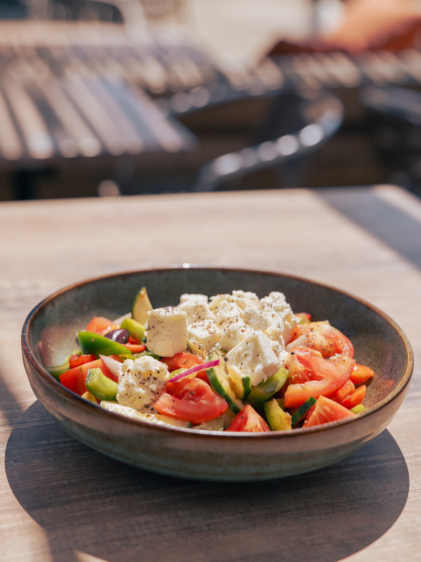 La Belle Grecque du NBC
Une salade ultra fraîche, pleine de soleil et de goût :
féta Kalios AOP, olives Kalamata, tomates du Roussillon, concombres, oignons rouges et un soupçon de Zaatar.
Des produits de qualité, une assiette qui sent bon l’été… et toujours face à la mer.
#NaudoBeachClub #LaBelleGrecque #SaladeGrecque #FraîcheurDuJour #VueMer #CanetPlage #NBCfood