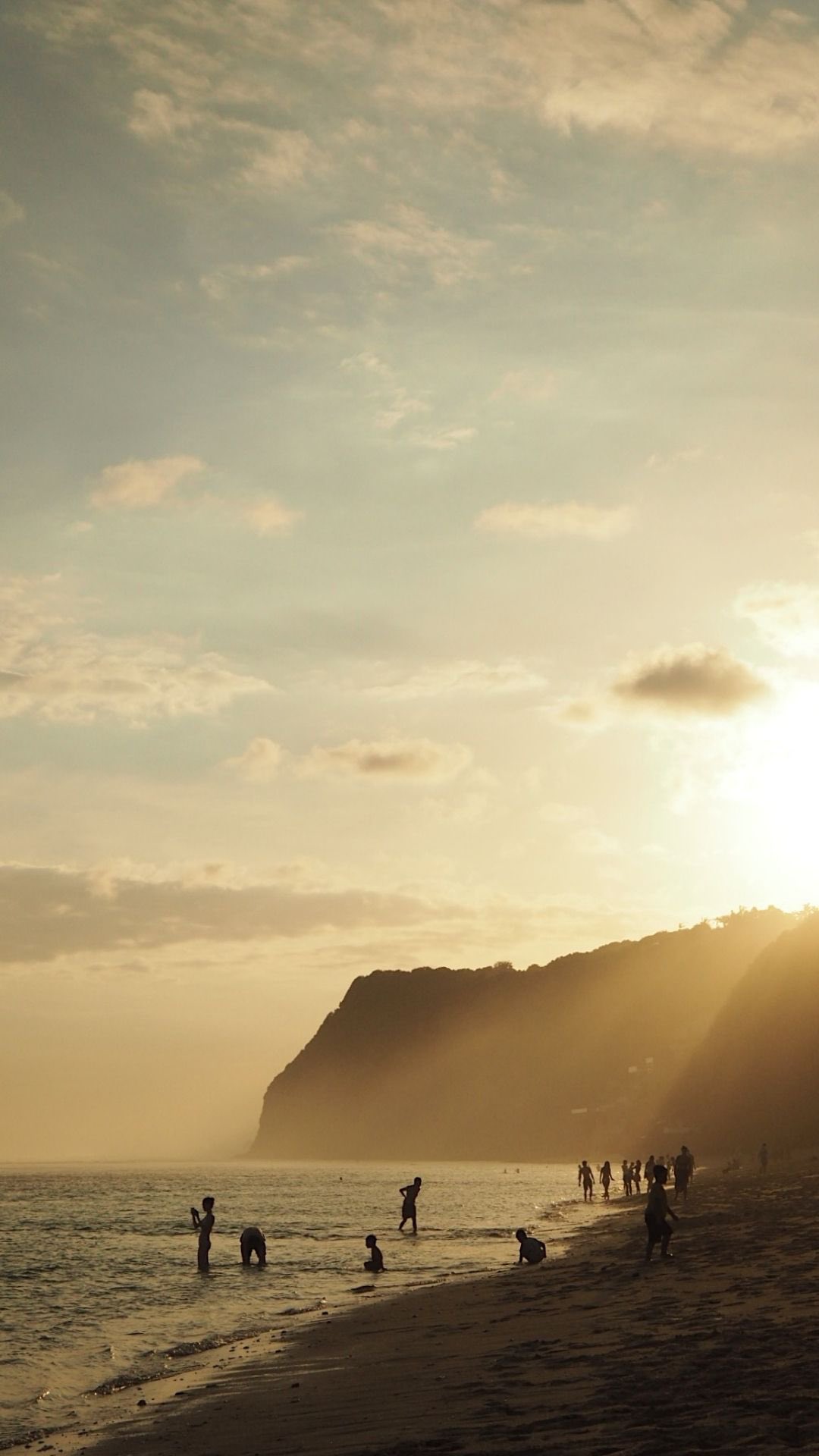 “It’s never the same twice.“ 🌅
We hear that a lot from our guests — and we get it.
Because once you settle in and let yourself slow down, you start noticing it too.
The soft morning light, the deep blue cliffs, La Gomera shifting in and out of view, and sunsets that turn the ocean into gold.
Every hour brings something new.
And that’s the beauty of it 🐚
Tag someone you’d love to watch the changing sky with 💌
____
#tenerifeholiday #discovertenerife #luxuryholidayrentals #visittenerife #travelcontentcreator #losgigantestenerife #vakantiehuis #vakantieappartement #vakantiehuisspanje #tenerifesouth #vakantieinspiratie #luxuryholidays #seaviewvilla #seaviewapartment #luxuryairbnb #airbnbgem #oceanview #seaviewhotel