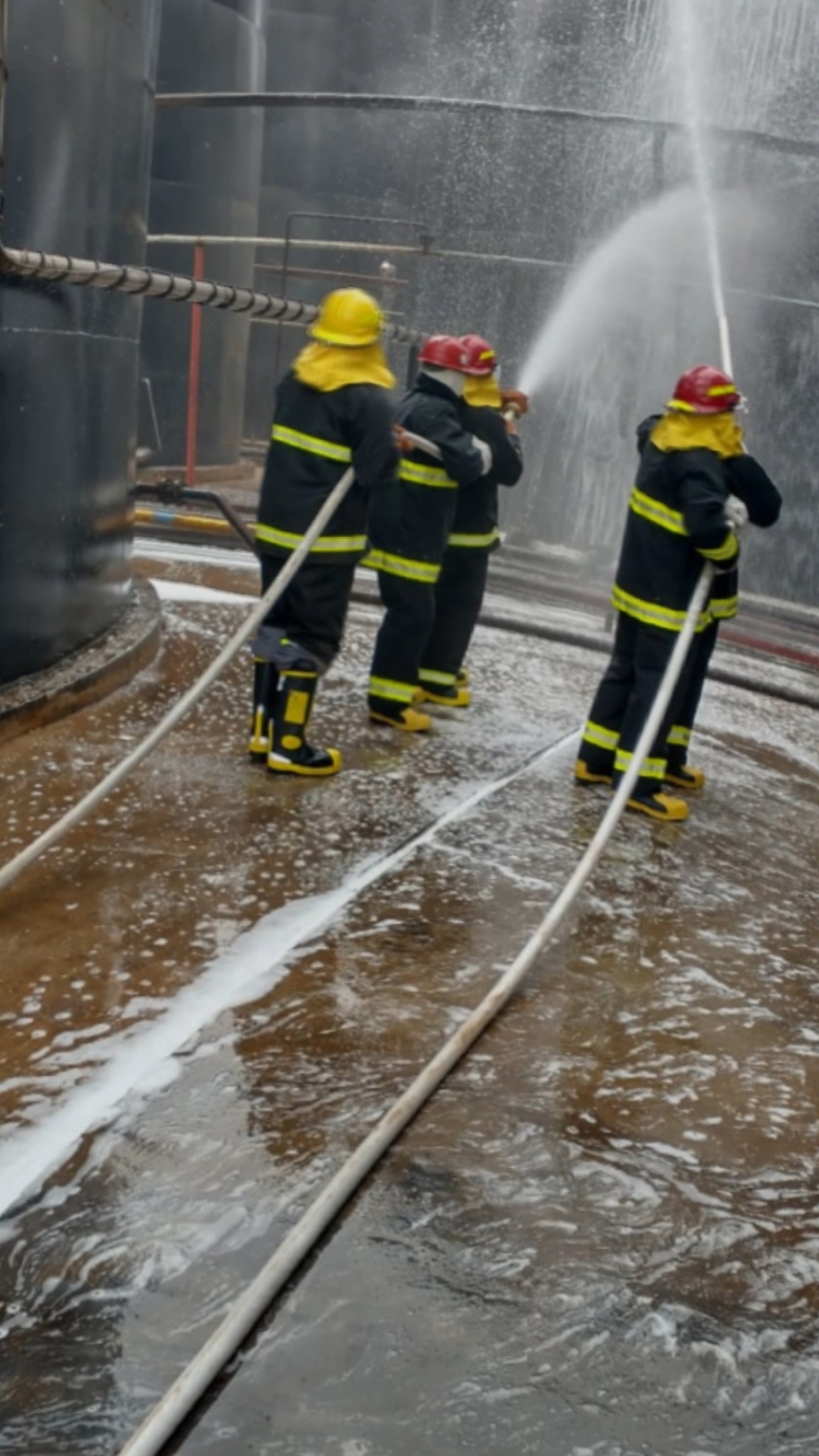 🚨 SIMULADO DE EMERGÊNCIA NA DEKEL 🚨
Dia de colocar em prática todo o preparo da nossa equipe com um simulado realista de vazamento de amônia no parque de tanques.
Nossos brigadistas mostraram, mais uma vez, profissionalismo, agilidade e comprometimento com a segurança de todos. 🧯👷♂️💪
Com uso de EPIs completos, treinamento técnico e protocolos bem definidos, garantimos uma resposta rápida e eficiente à emergência simulada.
Parabéns a todos os envolvidos! A prevenção e o preparo são os melhores aliados da segurança. 🔒🔥
#SegurançaEmPrimeiroLugar #SimuladoDeEmergência #BrigadaDeIncêndio #Treinamento #ProfissionaisPreparados #Dekel #SaúdeESegurança #Prevenção #EmergênciaSimulada #EPI