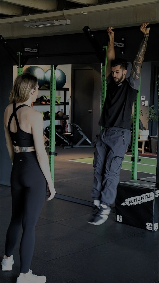 🚨 Een paar plekken beschikbaar – start met personal training bij KEBKO! 🚨
Ben je klaar om écht te investeren in je lichaam? Bij KEBKO draait alles om high quality movement en functionele training — geen gimmicks, maar training die werkt. 💪
Samen bouwen we aan kracht, mobiliteit en controle, zodat jij beter beweegt, sterker wordt en duurzaam resultaat behaalt.
Persoonlijke aandacht. Techniek. Progressie. 🔥
✅ 1-op-1 coaching op hoog niveau
✅ Focus op kwaliteit van beweging
✅ Functionele training op maat
✅ Train blessurevrij & met vertrouwen
📍 Locatie: Original Physic – Amsterdam Noord
🌐 Claim jouw plek via:
👉 www.kebkokabakibi.com
Wacht niet tot morgen. Er zijn nog slechts een paar plekken beschikbaar! Let’s move with purpose. 🚀
#KEBKO #HighQualityMovement #FunctioneleTraining #PersonalTrainingAmsterdam #TrainBewust #KwaliteitVoorKwantiteit #BlessurevrijBewegen #OriginalPhysic #AmsterdamNoord #SterkerWorden #TrainMetKEBKO