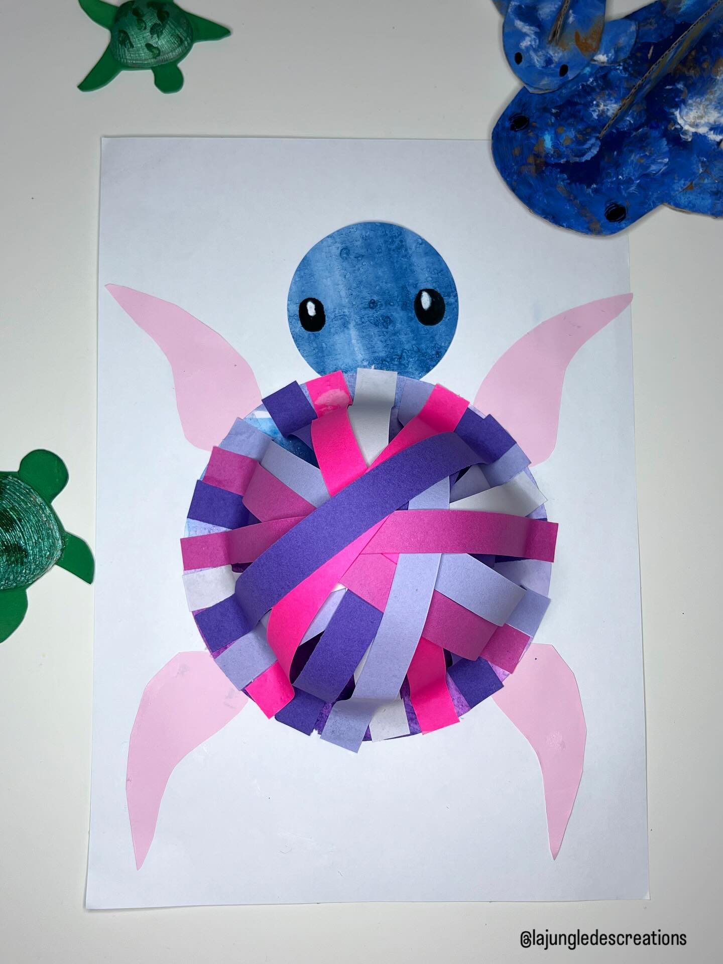 🇬🇧Shell in 3D: our colorful little turtle🐢
Today I’m sharing with you a simple craft that Minusculette absolutely loved: a fun colorful little turtle with a bumpy 3D shell.
Materials:
- A4 paper
- Colored paper
- Scissors or craft knife
- Glue *
- Posca marker
Step-by-step :
1. Cut out two circles from colored paper: one large (about 10 cm in diameter) and one smaller.
2. Glue the smaller circle near the top of your A4 paper, then glue the larger circle so it slightly overlaps the first one.
3. Cut strips of colored paper (1 × 18 cm).
4. Glue the strips all around the large circle to create the 3D shell.
5. Add small legs around the turtle’s body
6. Draw 2 eyes on the small circle
Not only is this little turtle super cute, it’s also fun to touch! By sticking and arranging the paper strips, little hands train their fine motor skills.
———
🇫🇷Carapace en relief : notre tortue multicolore 🐢
Aujourd’hui, je partage avec vous une activité créative toute simple que Minusculette a adoré réaliser : une petite tortue colorée et toute en relief.
Matériel :
- Feuille A4
- Papiers colorés
- Ciseaux ou cutter
- Colle *
- Posca noir et blanc
Réalisation :
1. Découpe deux cercles dans du papier coloré : un grand (environ 10 cm de diamètre) et un plus petit.
2. Colle le petit cercle en haut de ta feuille A4, puis colle le grand cercle de façon à ce qu’il chevauche un peu le premier.
3. Découpe des bandelettes de papiers colorés (1 x 18 cm).
4. Colle les bandelettes tout autour du grand cercle pour créer une carapace en relief.
5. Ajoute les petites pattes de ta tortue tout autour du corps.
6. Dessine les yeux sur le petit cercle avec les marqueurs posca.
En plus d’être toute jolie, cette tortue est aussi rigolote à toucher ! En collant et manipulant les bandelettes, les petites mains travaillent la motricité fine sans même s’en rendre compte
———
* colle Marine stick, idéale pour les jeunes enfants car prise lente et possibilité de repositionner. Collaboration non rémunérée, produit offert par @cleopatre_collesetcouleurs
———
#defidesmainscreatives #oceancrafts #summercrafts #inspireuswithyourplay #finemotoractivity #sommarpyssel #pysslamedbarn #panduro