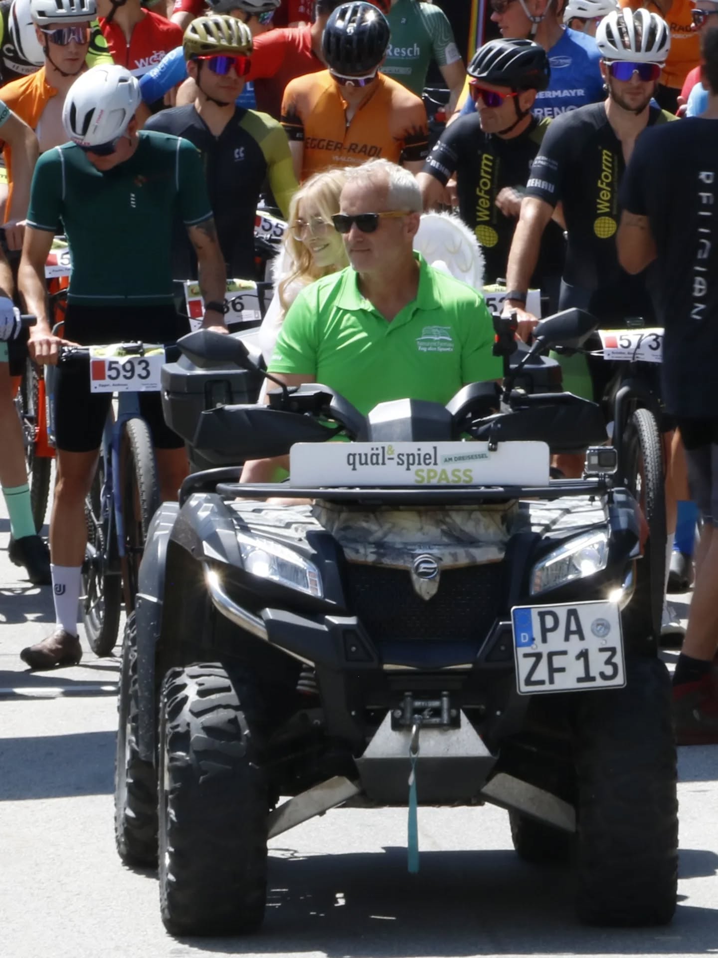 Von der Nervosität am Start bis zur Euphorie im Ziel – 13 Tage später fühlt es sich immer noch wie gestern an! 🏔️🔥
Die Emotionen sitzen noch tief, und natürlich wollen wir euch die Zahlen & Highlights nicht vorenthalten:
🏃♂️ 158 Läufer:innen
🚴♀️ 226 Mountainbiker:innen
🚶♂️ 146 Walker:innen
🌃 80 Teilnehmer:innen bei der RaceNight und 16 Helfer
🎉 113 Teilnehmer:innen Kids Race und 8 Helfer, Zielschreiber und Maskottchen
🎯 132 Teilnehmer:innen Spielespaß und 8 Betreuer bei den Stationen
📝 5 Unterstützer:innen beim Erstellen eines Sicherheitskonzepts
🔧 20 freiwillige Helfer:innen bei Aufbau, Startnummernausgabe und Zielschreiber
🔥 75 Einsatzkräfte der Freiwillige Feuerwehr
🚑 17 aktive beim roten Kreuz
🧗♂️ 10 Einsatzbereite bei der Bergwacht vor Ort
📸 3 Foto- und Videografen
🥇4 fleißige Medaillen-Mädls mit Hilfe der Preisesselprinzessin
🥤 Über 16 Ehrenamtliche an den Versorgungsstationen
🍽️ Im Dorf sorgten der FC Dreisessel und @musicpub.babylon -Team fürs leibliche Wohl
🏔️ Am Berg hat die @DJK-SV Altreichenau @berggasthof.dreisessel aufgetischt, was das Herz begehrt
🙏UNGLAUBLICHE 52 Sponsoren
Und zu guter Letzt:
💪 20 engagierte Mitglieder im Orga-Team, die mit Herzblut vor, während und nach dem Rennen alles gegeben haben, um euch ein unvergessliches Event zu ermöglichen
Der 18. Quälspaß am Dreisessel war mehr als nur ein Rennen – es war ein Erlebnis!
Ohne EUCH – Helfer:innen, Teilnehmende, Vereine, Zuschauer:innen – wäre das alles nicht möglich gewesen.
Danke für euren Einsatz, eure Energie und eure Begeisterung! 🙌❤️
#TDS2025 #QuaelspassAmDreisessel #Danke # #Ehrenamt #ZusammenStark #DreisesselGemeinde #quälspass #dreisesselberg #dreisessel