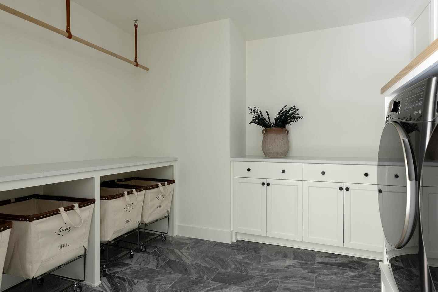 Where beauty meets function… marble tiles, room to sort, hang and fold with ease. This space makes laundry feel less like a chore and more like a moment. #projectintothewoods
Build: @divinecustomhomes
Design: Haven Design Collective
Photography: @spacecrafting_photography