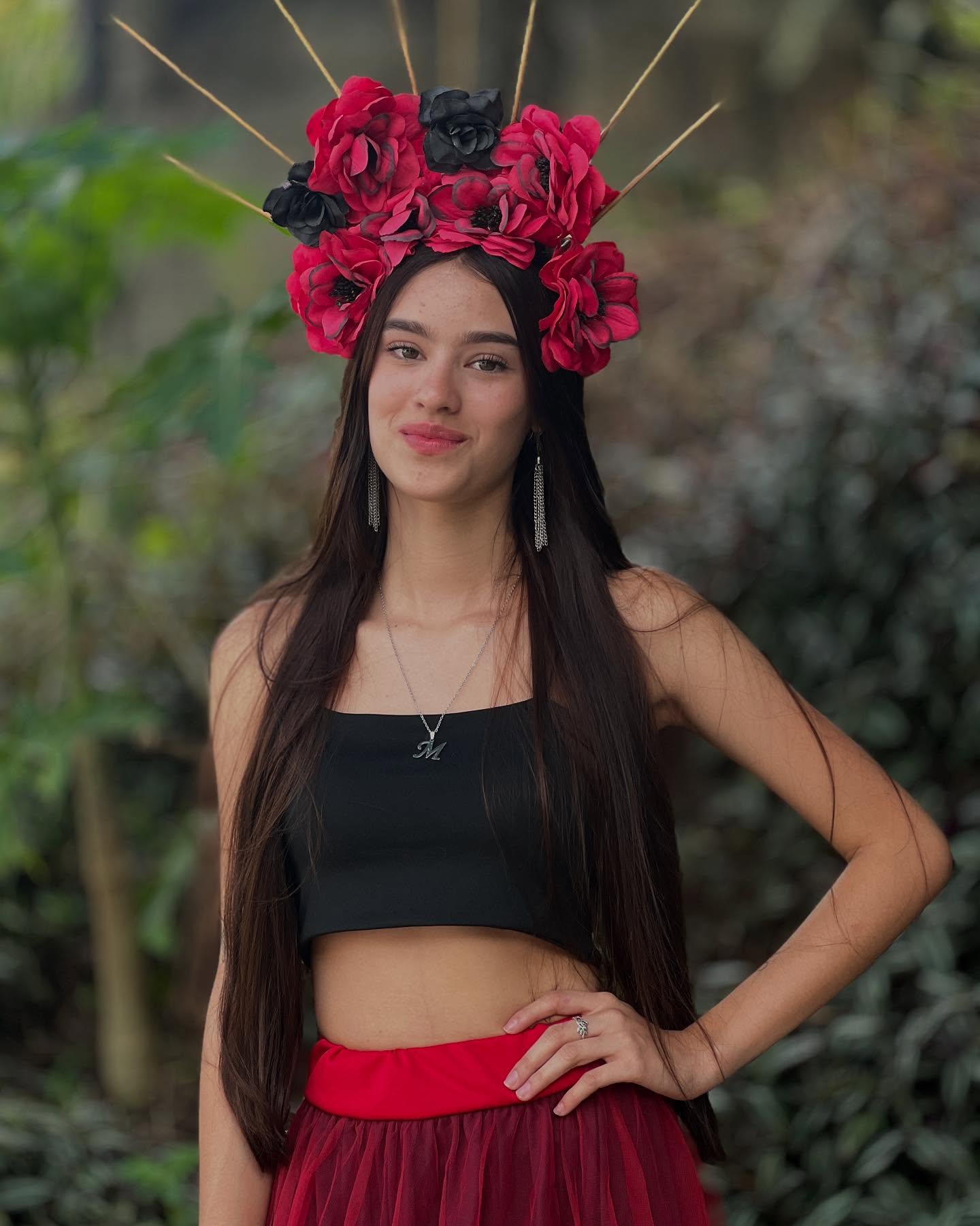 🎤🌹 ¡Emoción pura en el escenario de Talento Pinalista 2025! 🌹🎤
Categoría: Canto – Grado 10°
Con una voz potente, llena de sentimiento y presencia escénica, nos estremeció:
🌟 Sheila Agudelo, quien realizó un gran performance interpretando la icónica canción “Llorona”, dejando al público sin palabras.
✨ ¡Una presentación que tocó el alma!
❤️ Dale like para votar por Sheila y comparte para que más personas vivan su emocionante interpretación.
¡Sheila, tu voz nos hizo sentir cada palabra! 🎶🔥
#TalentoPinalista2025 #SheilaAgudelo #Llorona #CantoConAlma #OrgulloPinalista #ApoyaElTalento #IEPinal 🎤🌌🎵