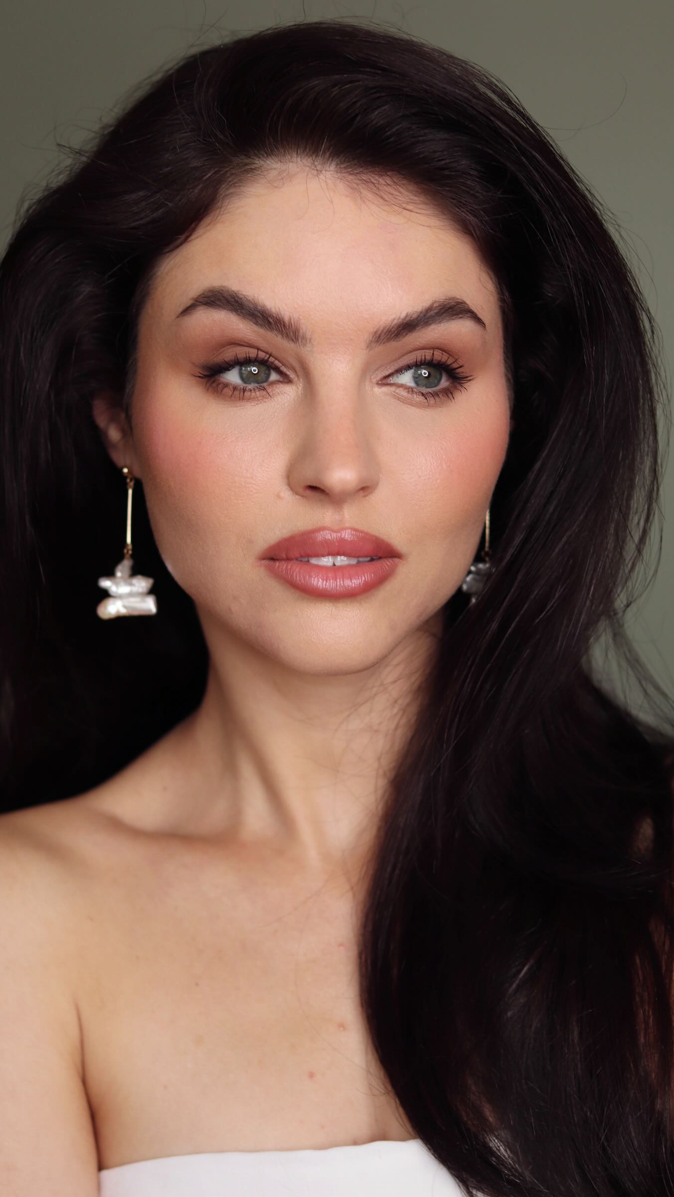 The power of hair & makeup on your wedding day.✨
Which one is your vibe? 1? 2? Or 3?
First look → Timeless
Voluminous waves and radiant skin — classic beauty that never goes out of style.
Second look → Feminine
Soft half-up hair, natural glow, and soft pinks — girlie and romantic.
Third look → Chic
Sleek updo with defined makeup — bold, clean, and fashion-forward.
Hair & Makeup by me
Stunning Jewellery @geminiclay_studio
Beautiful Muse @staceylh92
#makeupartist #muauk #ukmua #birminghammua #solihullmua #westmidlandsmua #midlandsmua #bridalhairandmakeup #bridalinspo #weddinginspo #bridalmakeupandhair #bridalmakeuplook #bridalhairstyles #bridalhairstylist #bridalhmua #hmua #destinationhmua #destinationmua