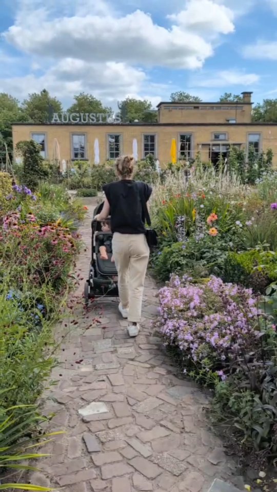 Een bezoek aan @villa_augustus in Dordrecht stond al lang op mijn lijstje, en vandaag gingen we er eindelijk naartoe.
Villa Augustus is een hotel en restaurant middenin een prachtige (moes-)tuin van 1,5 hectare. Het hotel bevindt zich in de oude watertoren en het restaurant is het voormalige pompgebouw. Je komt binnen in de ‘Markt’, waar je de industriële buizen nog ziet lopen en waar een heerlijke geur van eten je tegemoet komt. Je waant je even op reis.
Toppunt van de locatie? De prachtige tuin met o.a. een moestuin en boomgaard. Ideaal voor een terrasje met lunch, met ingrediënten recht uit de
tuin. Wij combineerden het met een bezoekje aan Dordrecht, de oudste stad van Nederland met gezellige steegjes en huizen aan het water.
P.S.: Pluspunt: op
het menu van Villa Augustus staat er duidelijk vermeld welke gerechten veganistisch, vegetarisch of glutenvrij zijn.
#villaaugustus #villaaugustusdordrecht #dordrecht #bloementuin #moestuin #wildebloemen #uitindordrecht @indordrecht
