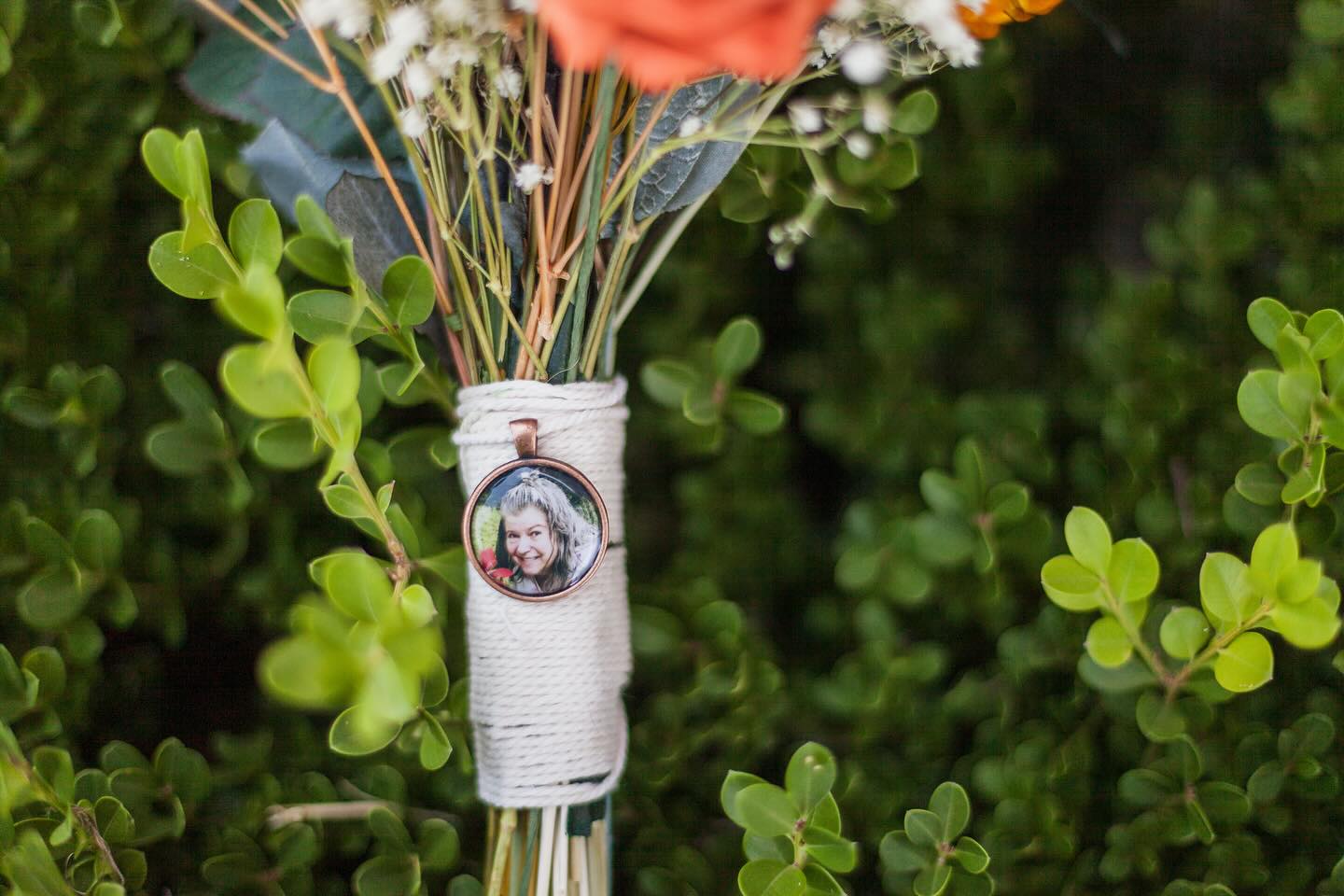 Some of my favorite things about making bouquets - the little details 💕
With my bouquet, I incorporated flowers I’d dried from the various bouquets my now husband had given me throughout our time dating 💐
I also added this pendant with a picture of my sweet aunty who passed away several years prior. She had the greenest thumb of anyone I’ve ever known and helped cultivate my love of all things nature 🌷
There are so many ways to add those little details and touches that can bring a smile to your face on your wedding day!
#weddingflorals #bridalbouqet #littledetails #inmemory #driedflowers #fauxflowers