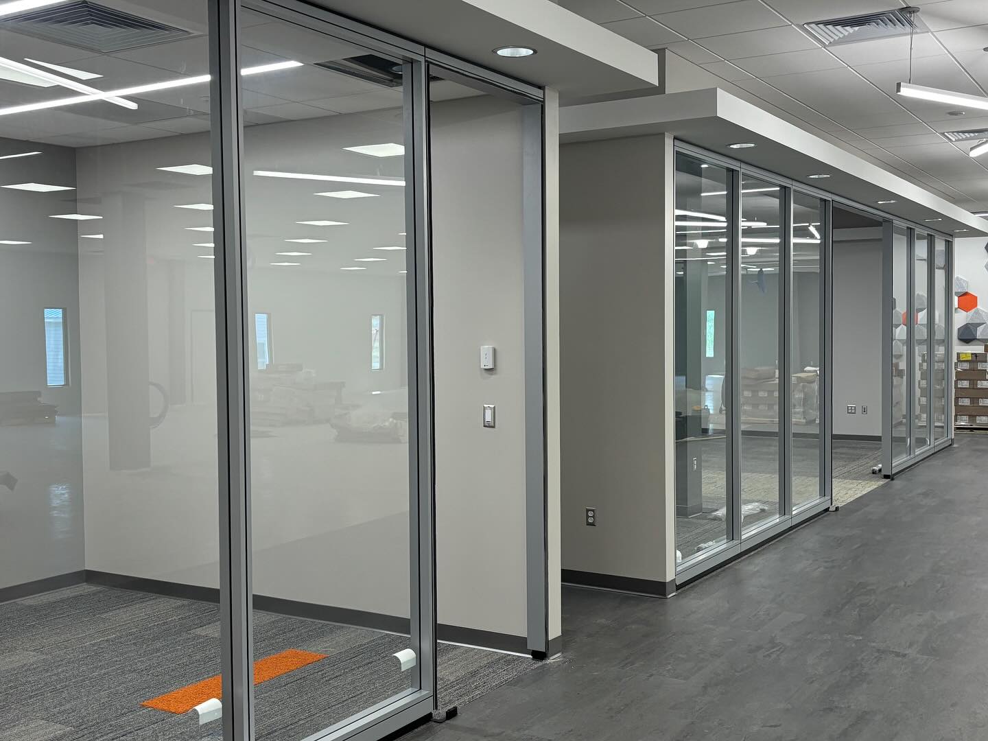 Project Spotlight 📸🔦
The team is hard at work installing @haworthinc Enclose Walls for a corporate client—delivering flexibility, acoustic performance, and a clean, modern aesthetic to their evolving workspace.