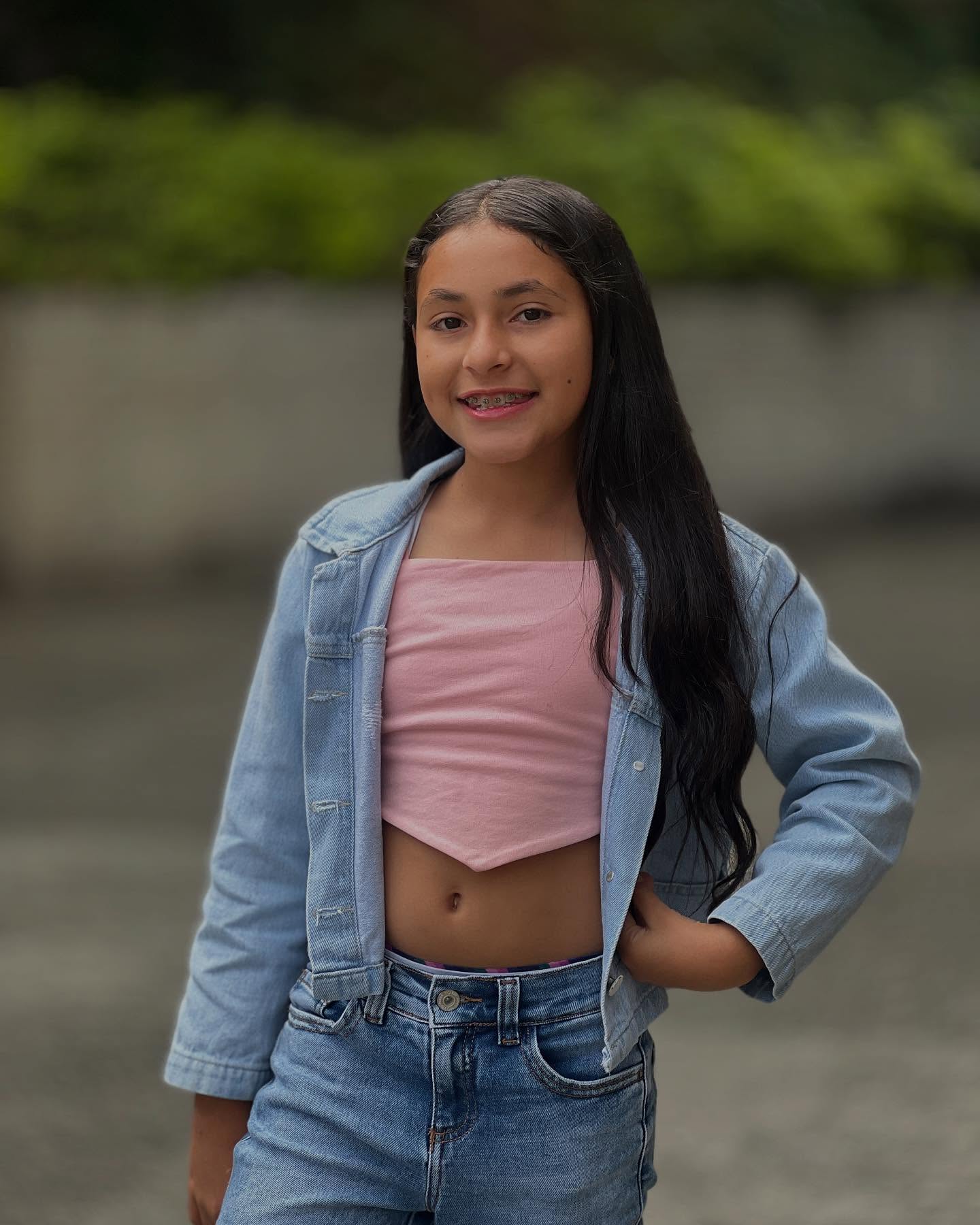 🎤💃 ¡La reina del Tex-Mex revivió en Talento Pinalista 2025! 💃🎤
Categoría: Canto – Grado 6°
Con una presentación llena de carisma, fuerza y mucho estilo, llegó al escenario:
🌟 Isabela Herrera, interpretando una canción de la inolvidable Selena Quintanilla, ¡y conquistando al público con su talento y energía! 🎶✨
👏 ¡Una voz que dejó huella!
❤️ Dale like para votar por Isabela y comparte para que todos escuchen su homenaje a Selena.
¡Isabela, brillaste como una estrella! 🌹🎤
#TalentoPinalista2025 #IsabelaHerrera #CantaSelena #OrgulloPinalista #ApoyaElTalento #IEPinal #SelenaVive 💫🎶