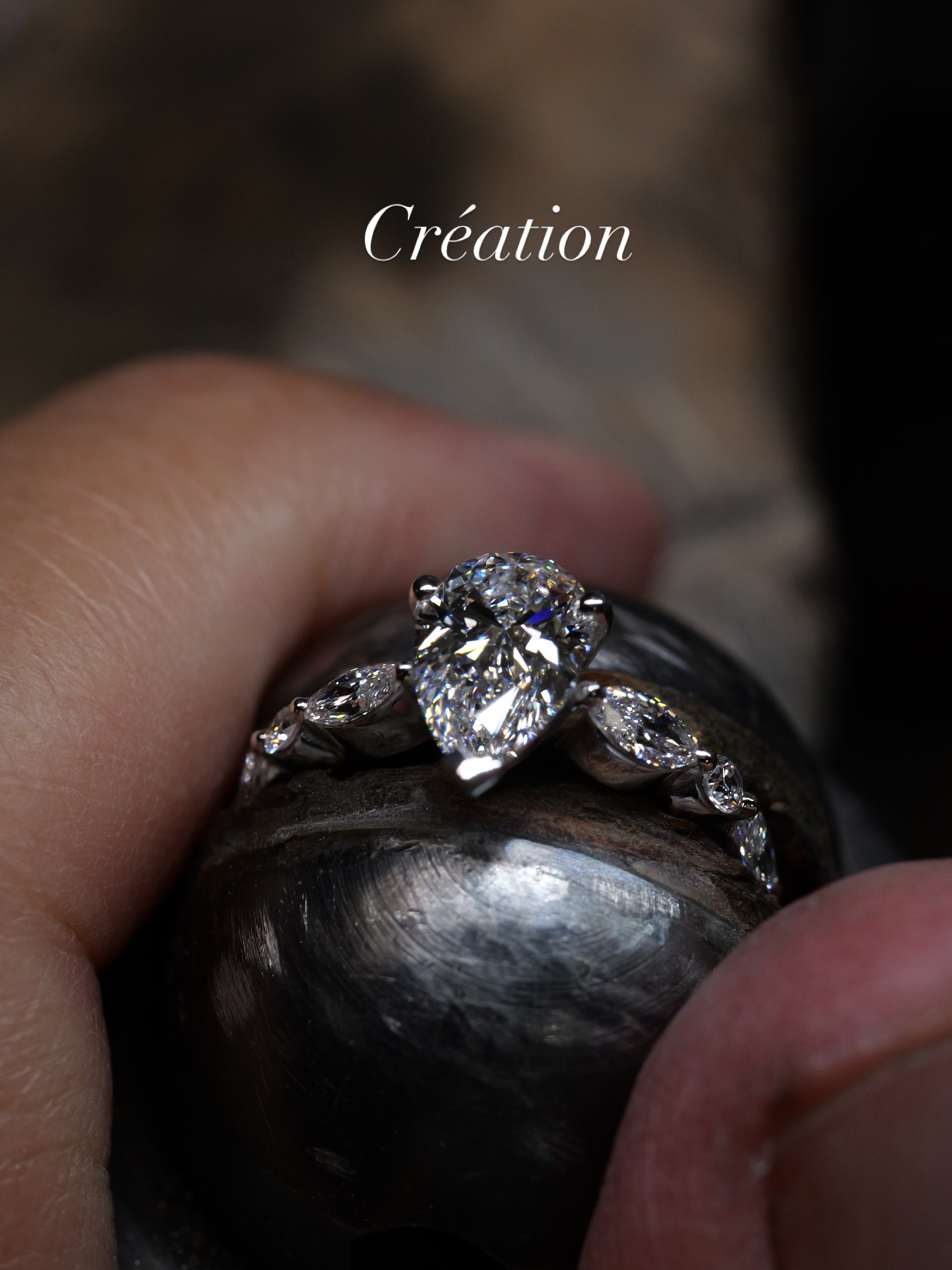 La passion de mon métier et mon goût pour la recherche permanente de nouvelles formes et de nouveaux défis techniques et esthétiques m’orientent tout naturellement vers le sur-mesure. Un mot sans doute synonyme de luxe et de gros budgets pour certains d’entre vous. Je vous rassure, la création n’est pas un luxe réservé à un petit nombre. J’ai l’ambition de l’ouvrir à un large public en m’adaptant au budget et aux exigences de chacun. #fiançailles💍 #diamant #bijoux #villedenice #atelier #surmesure