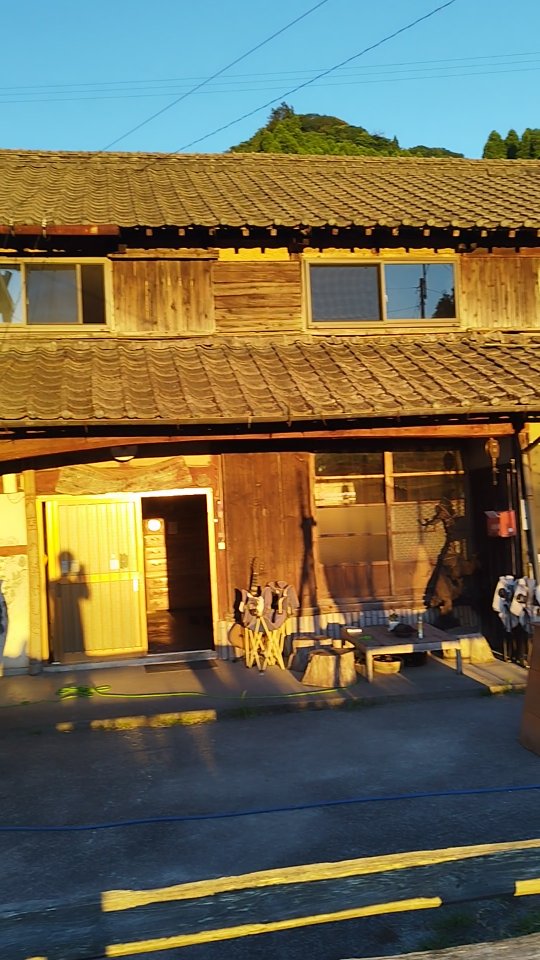 Golden hour at Sky Tea House.
The light touches everything gently—tea fields, old wood, quiet hearts.
Nothing fancy. Just nature at its finest.
#goldenhourglo
#skyteahouse
#magicinthemountain