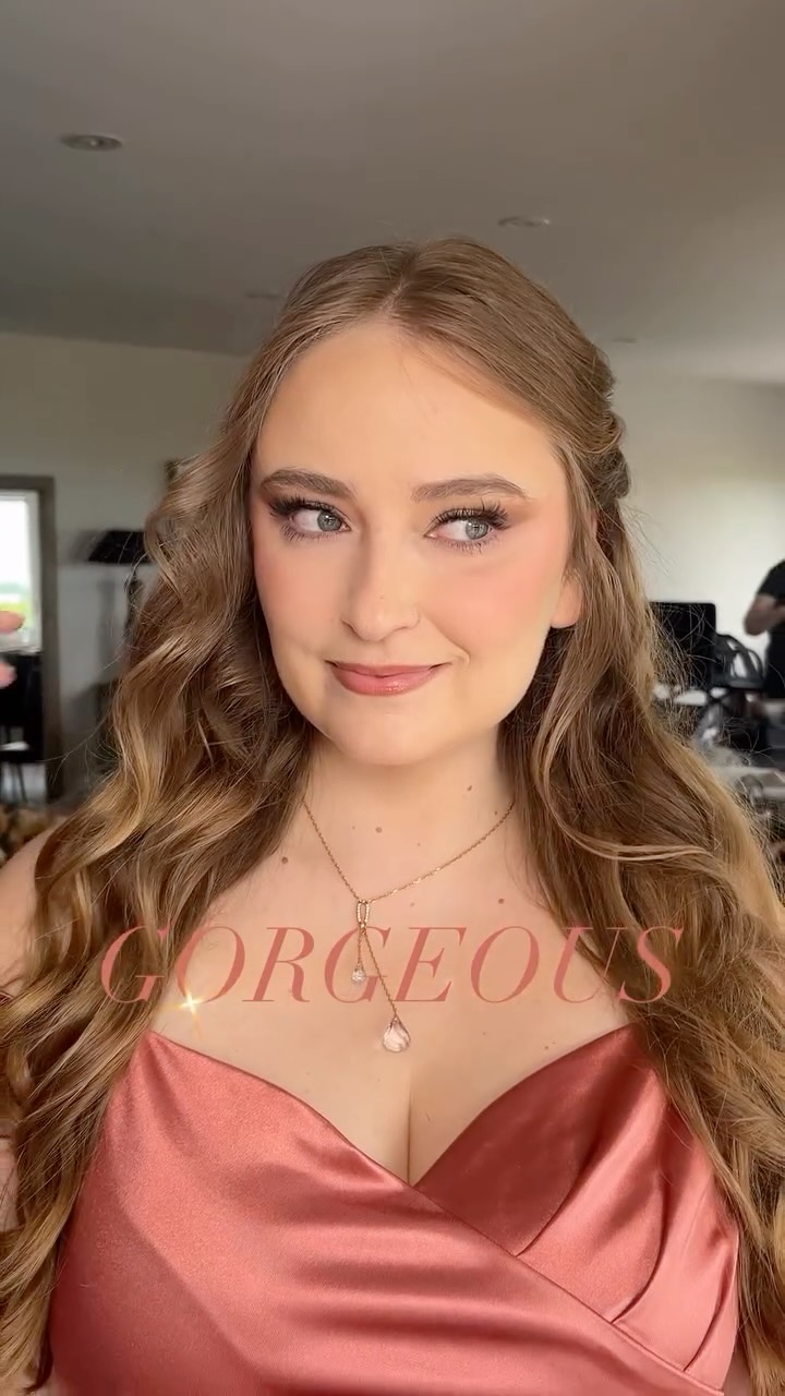 TERRA COTTA/COPPER WHAT EVEN IS THIS COLOUR but it’s gorgeous ✨ and it’s official, I do have the prettiest friends. So excited I finally got to do my girls MAKEUP for the first time! We did this look in 25 minutes because the time was going for a 🏃♀️..as they do on wedding mornings, but we had a blast putting this look together. The point is, I got you.. even if the clock says otherwise 🫶 and we’ll have fun doing it, OKAiiii 😎😘
Makeup by yours truly with the best support from @beautywisz for helping me with the lipstick and hair by @tedi_styles
——-
——-
#makeupartist #travelmakeupartist #weddings #bridalmakeup #softglam #torontomakeupartist #engagement #commercialmakeup #photoshoot #smokeyeye #bridesmaidmakeup